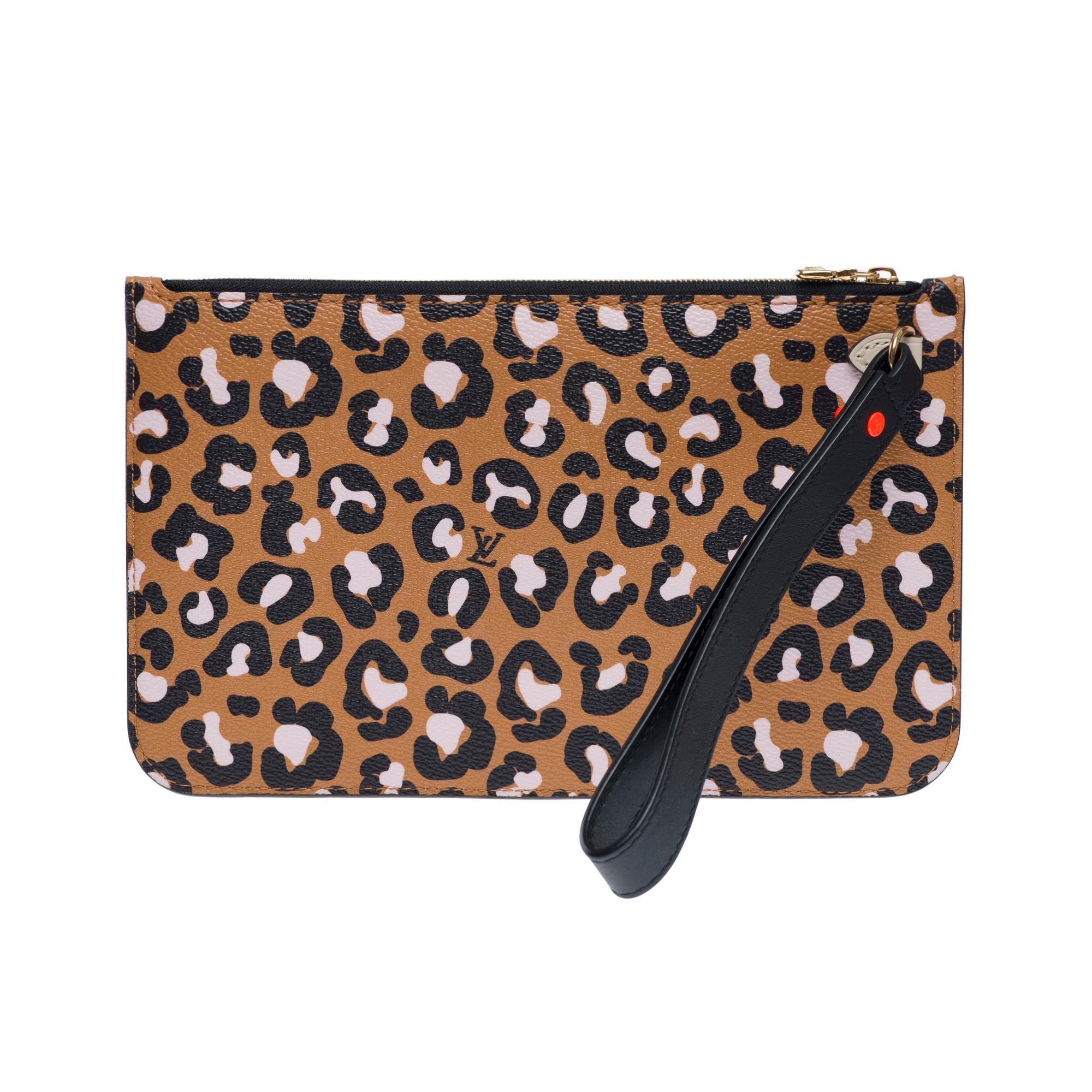 Louis Vuitton pochette Wild At Heart en toile léopard enduite Neuf - En vente à Paris, IDF