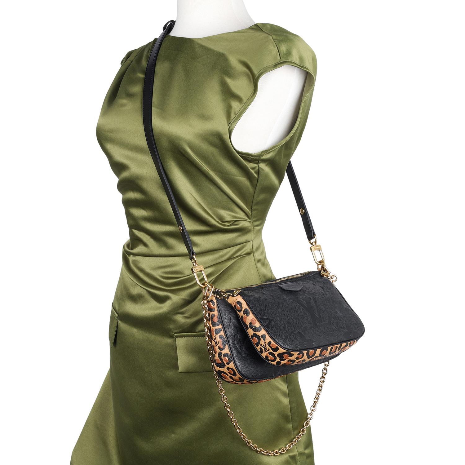 Authentic Louis Vuitton Wild At Heart Multi Pochette Leopard crossbody bag. Questa elegante borsa presenta una stampa empriente nera con lati leopardati, finiture dorate, chiusura superiore con cerniera, una lunga tracolla in pelle regolabile e