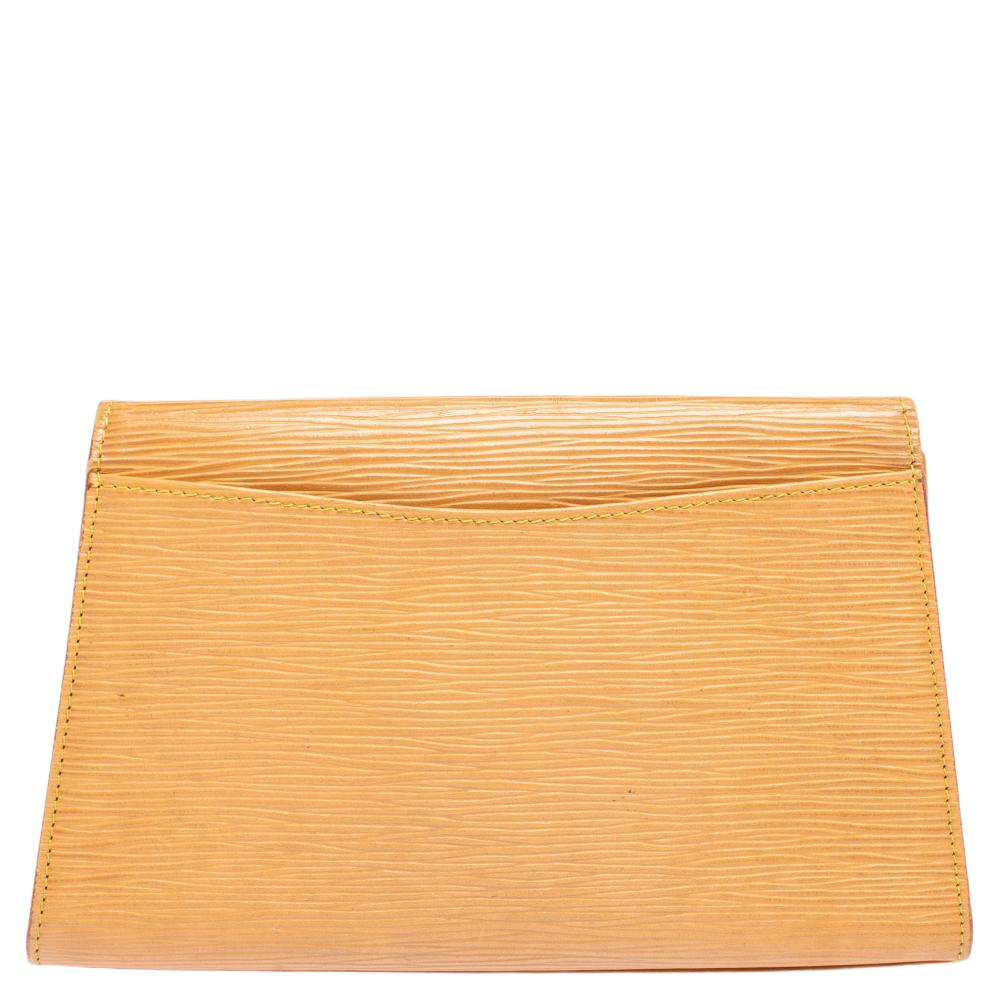Práctico y elegante, este bolso de mano es de la casa Louis Vuitton. Se ha confeccionado en piel Epi y se presenta en forma de sobre. La solapa se abre a un interior de piel que albergará los objetos esenciales de los que no podrás prescindir.
