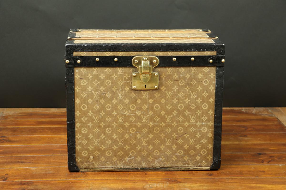 French Louis Vuitton Woman Hat Trunk For Sale