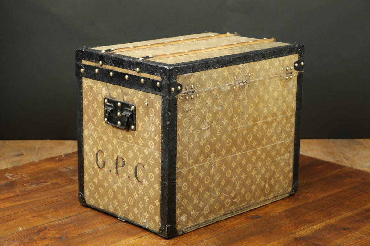 Early 20th Century Louis Vuitton Woman Hat Trunk For Sale