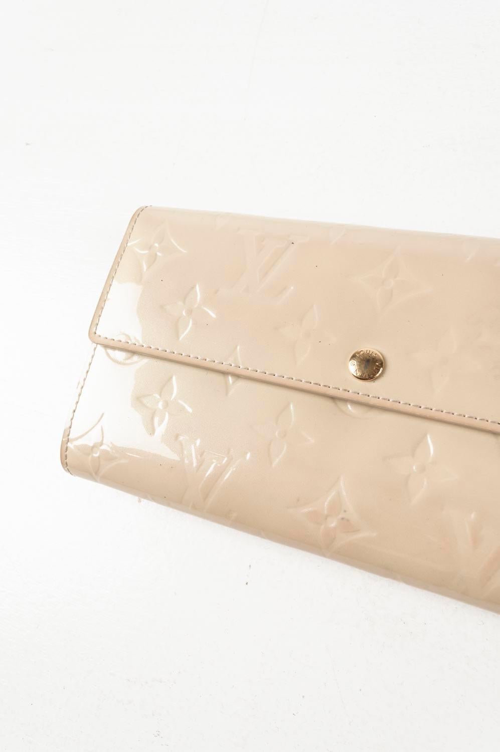 Item for sale is 100% genuine Louis Vuitton Patent Leather Woman, S421
Color: Cream
(An actual color may a bit vary due to individual computer screen interpretation)
Material: Patent Leather
Tag size: One Size  
This wallet is great quality item.
