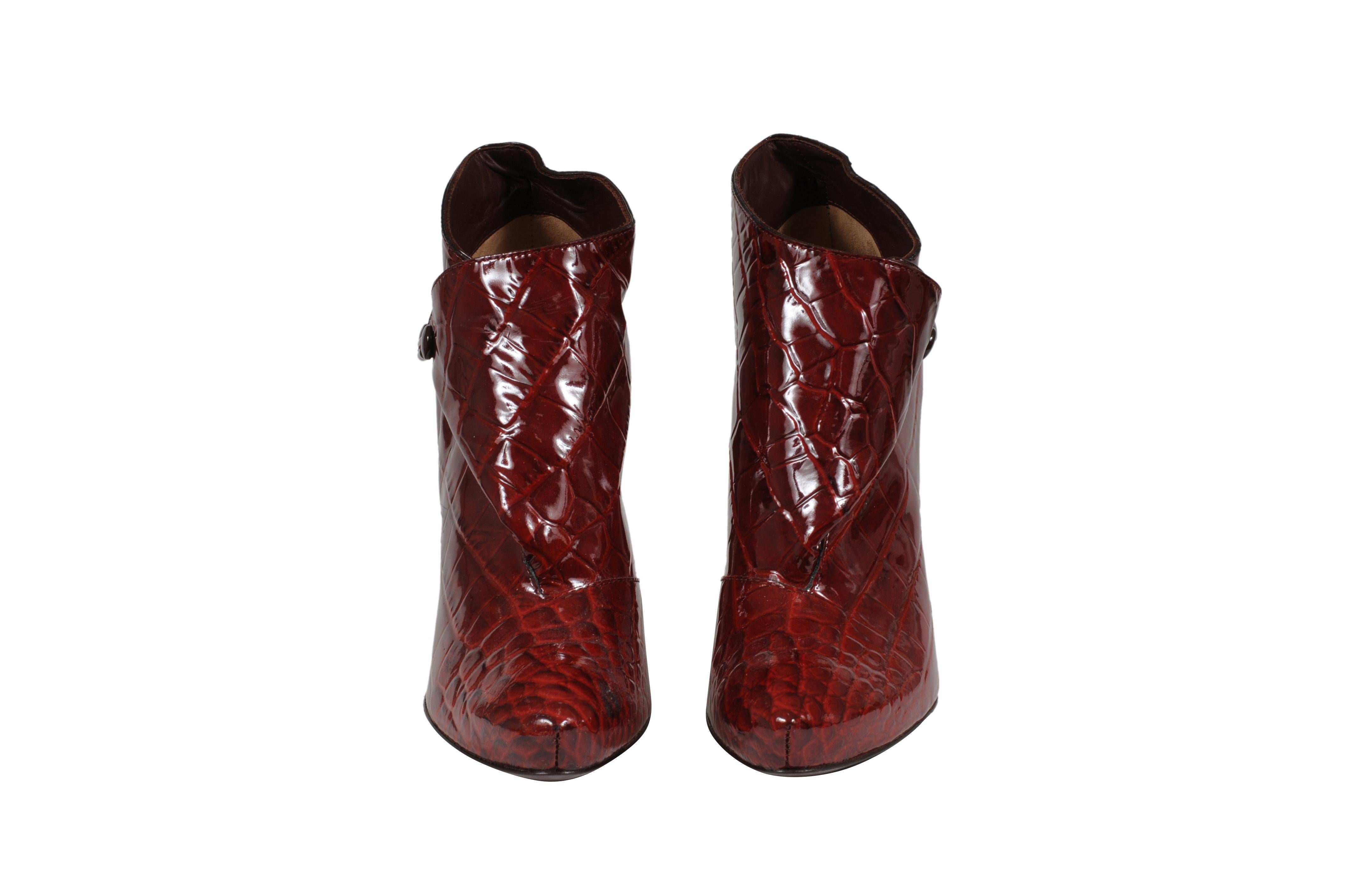 - Exterior de charol rojo

- Tagged talla 38

- Sin caja

- Tacón de 120 mm



Estado: 

Las botas son nuevas, sin caja. Han estado guardados en un armario 



Medidas: ( Aproximadamente En Pulgadas ) 

Plantilla 9.75