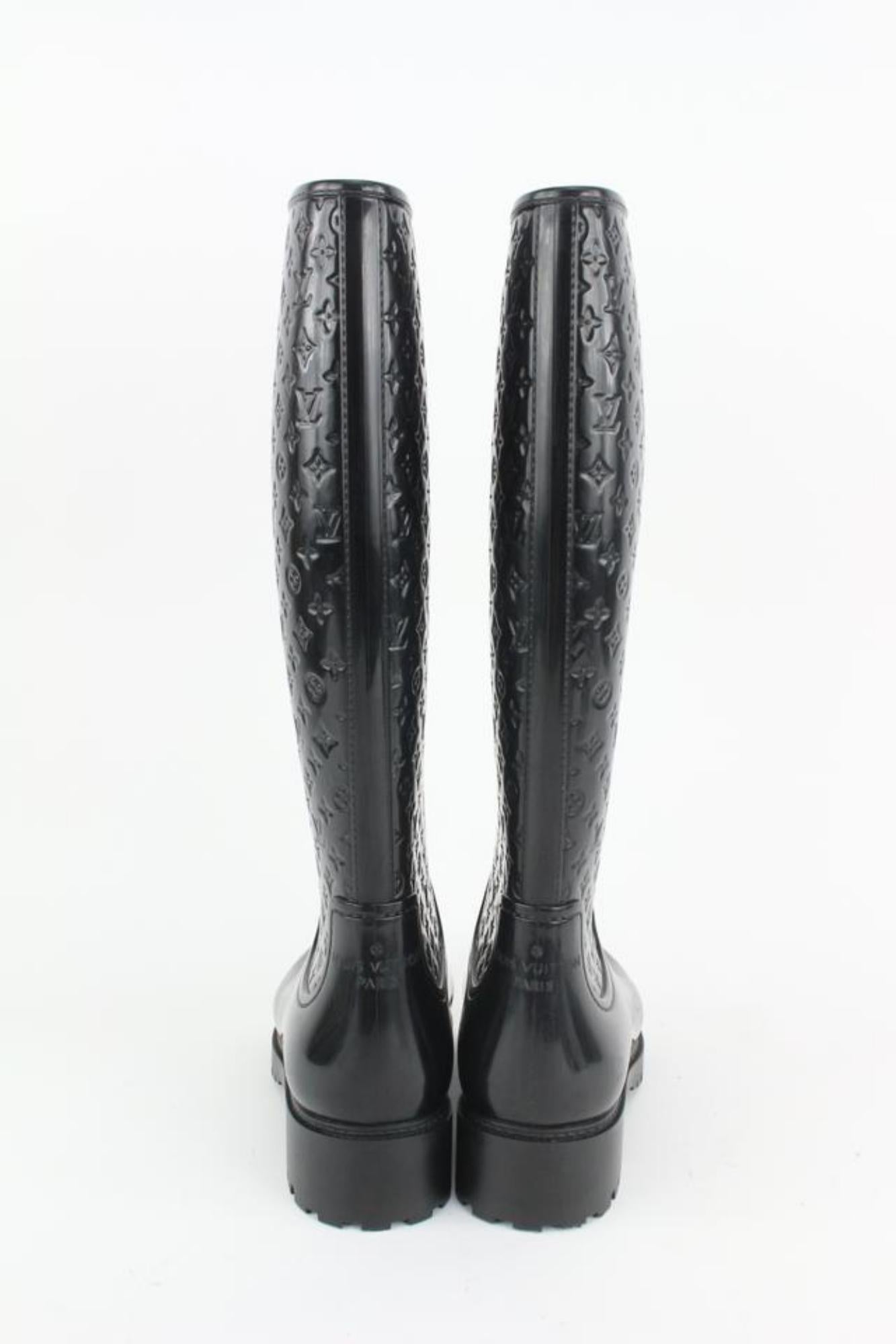 Louis Vuitton Women's 36 Black Rubber Rainboots Tall Rain Boots 9L1221 In Excellent Condition For Sale In Dix hills, NY