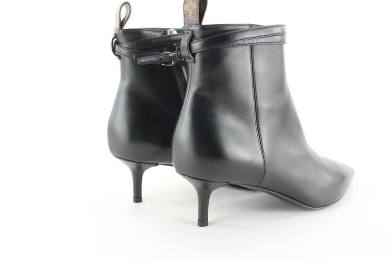 Louis Vuitton Women's 37 Black Leather Call Back Ankle Bootie 6LVJ0106 For  Sale at 1stDibs