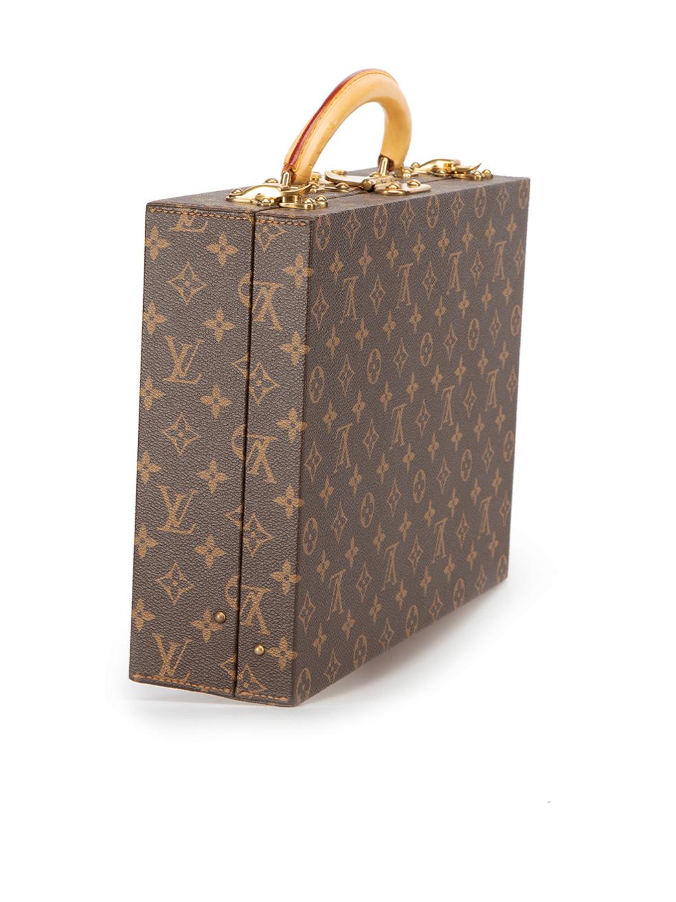 CONDITION is Very good. Minimal wear to case is evident. Minimal wear to the hardware with tarnishing to the gold on this used Louis Vuitton designer resale item.

Details


Brown

Coated canvas

Briefcase style jewellery case

Monogram LV