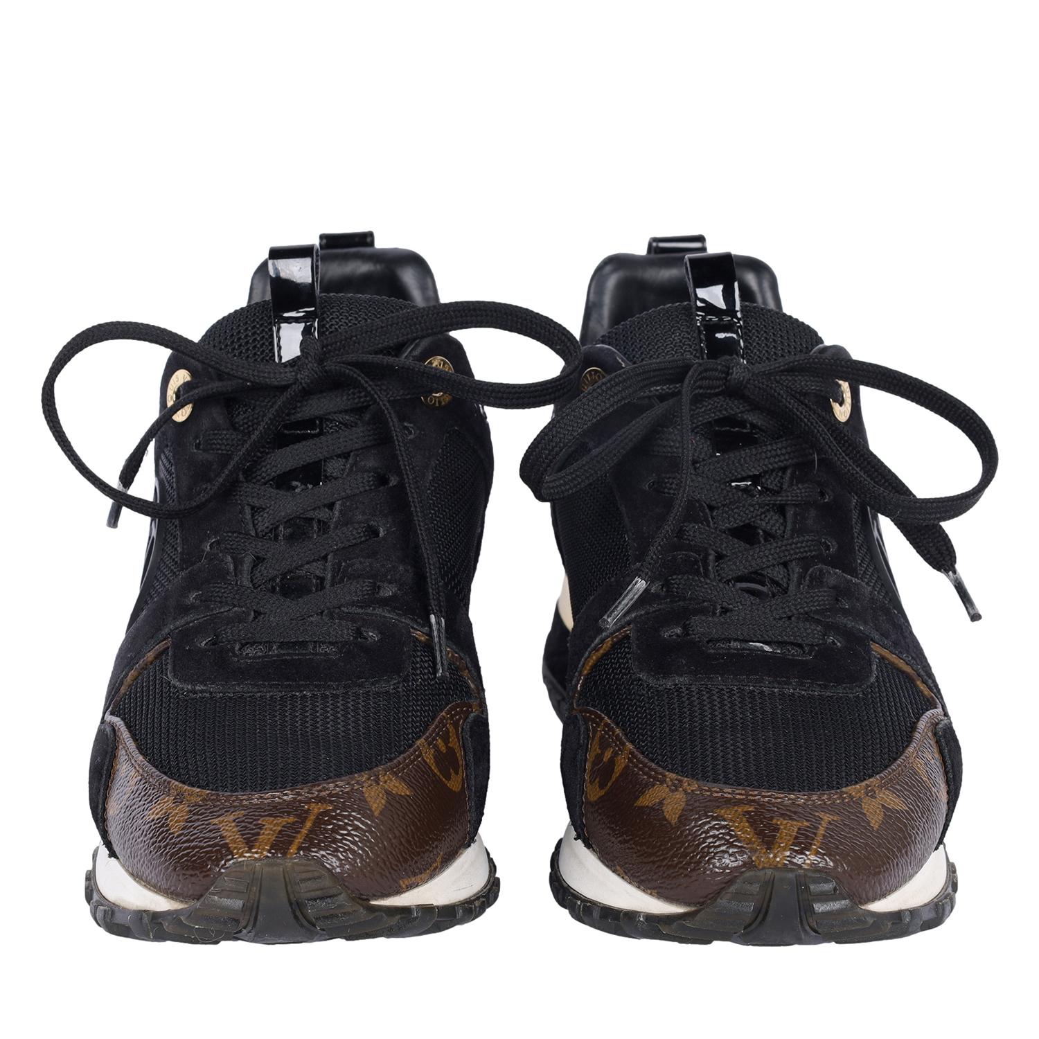Autentiche scarpe da ginnastica Louis Vuitton da donna con monogramma nero.

Sneaker Louis Vuitton Run Away - Il comfort di lusso incontra uno stile iconico

La sneaker Louis Vuitton Run Away è un'elegante miscela di alta moda e comfort, pensata per