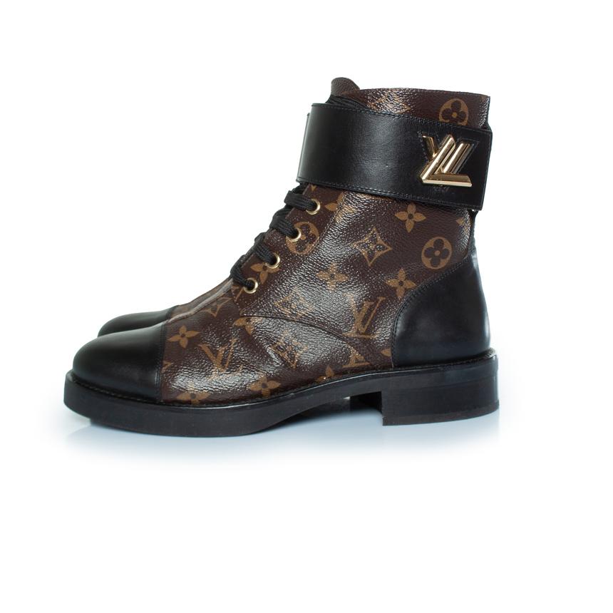 Louis Vuitton, wonderland flat rangers in monogram canvas. The item is in good condition.

CONDITION: good condition

SIZE: 38

INSOLE MEASUREMENTS: 24 cm

HEEL MEASUREMENTS: 3 cm PLATFORM: 2 cm

SHAFT HEIGHT: 15 cm WIDTH TOP: 10 cm

MATERIAL: