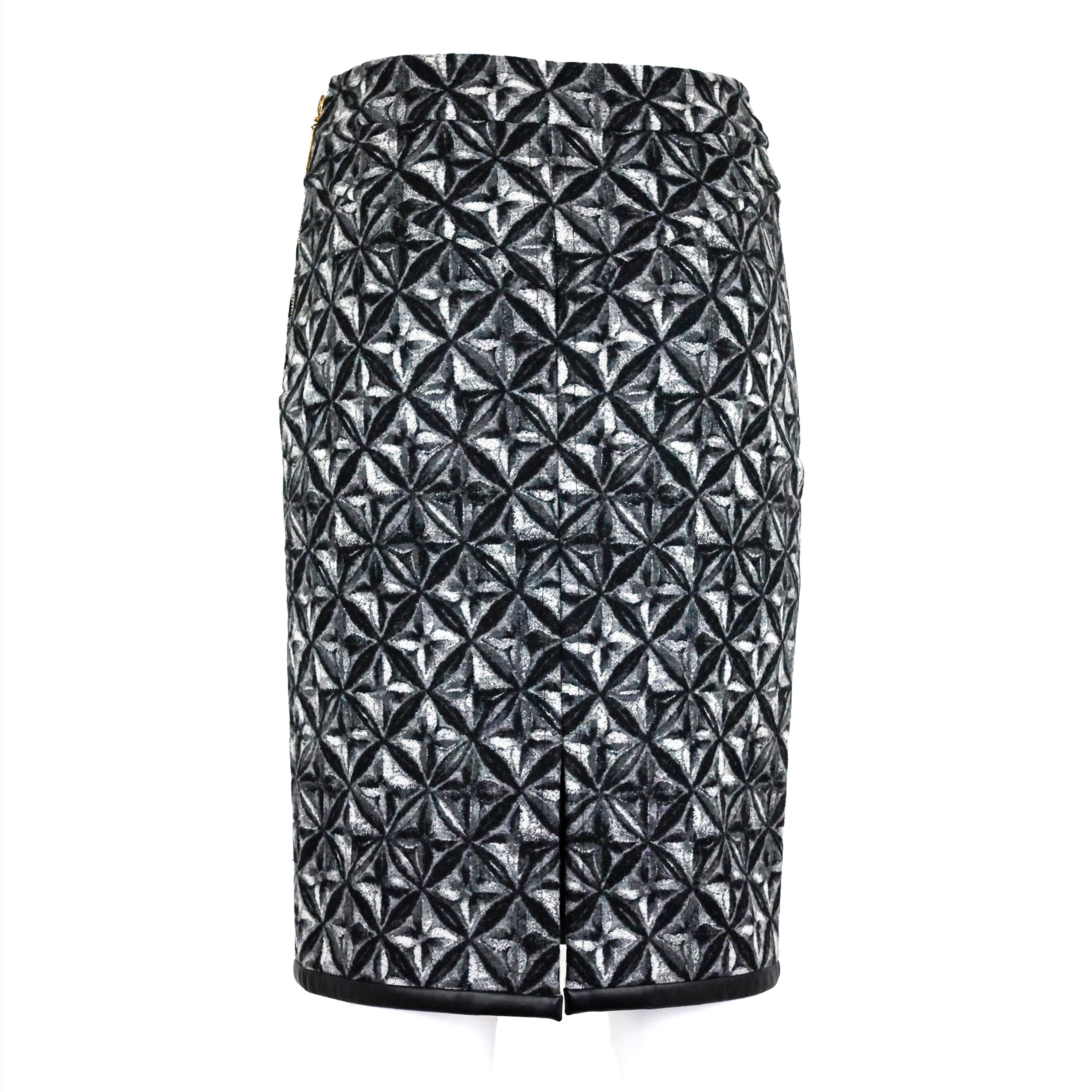 Louis Vuitton mid-length black and white monogram wool and leather skirt. Size 34 FR.

Condition:
Excellent.
