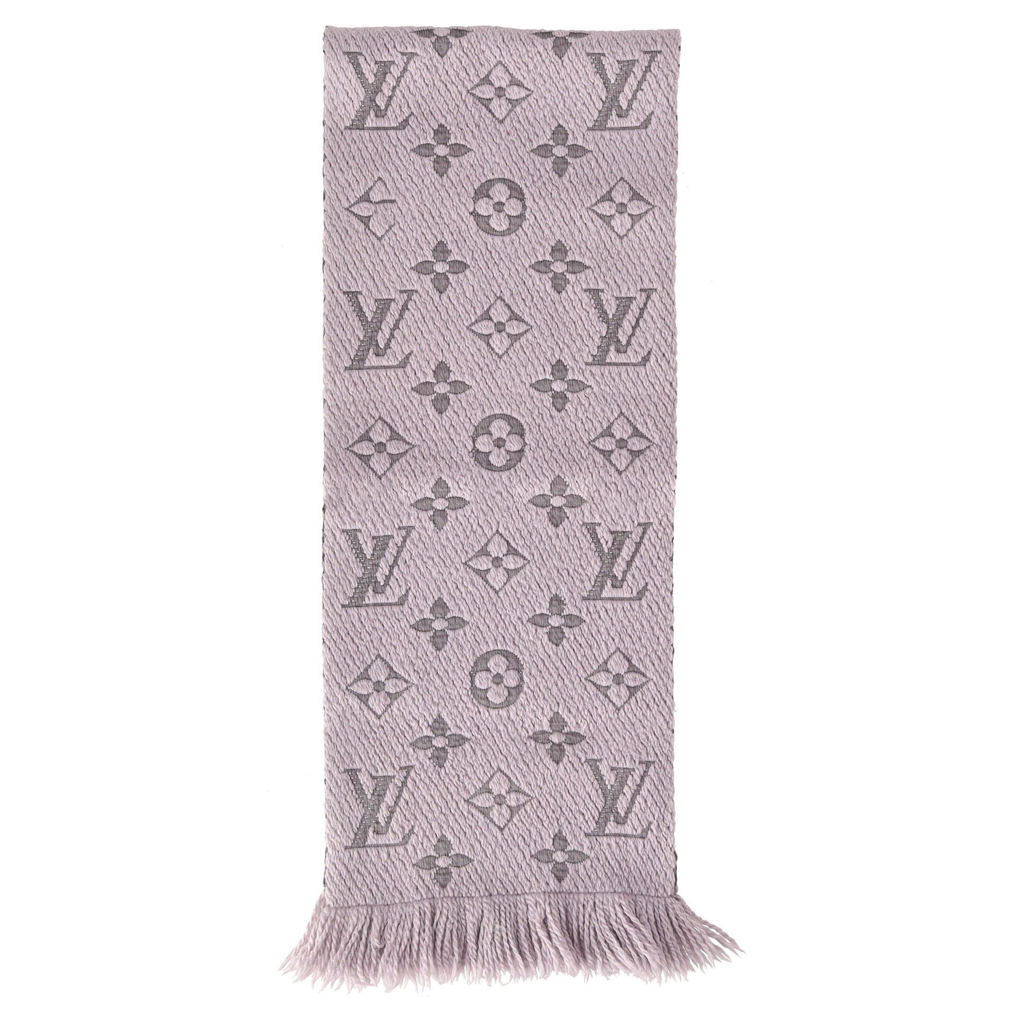 Louis Vuitton Wool & Silk Logomania Monogram Scarf 

Taupe grey 'Logomania' scarf crafted from wool and silk.

Signature 'LV' woven monogram pattern and fringed edges.

Rrp Approx. £620

Size – 160x30cm

Condition – Very Good

Composition – 94%