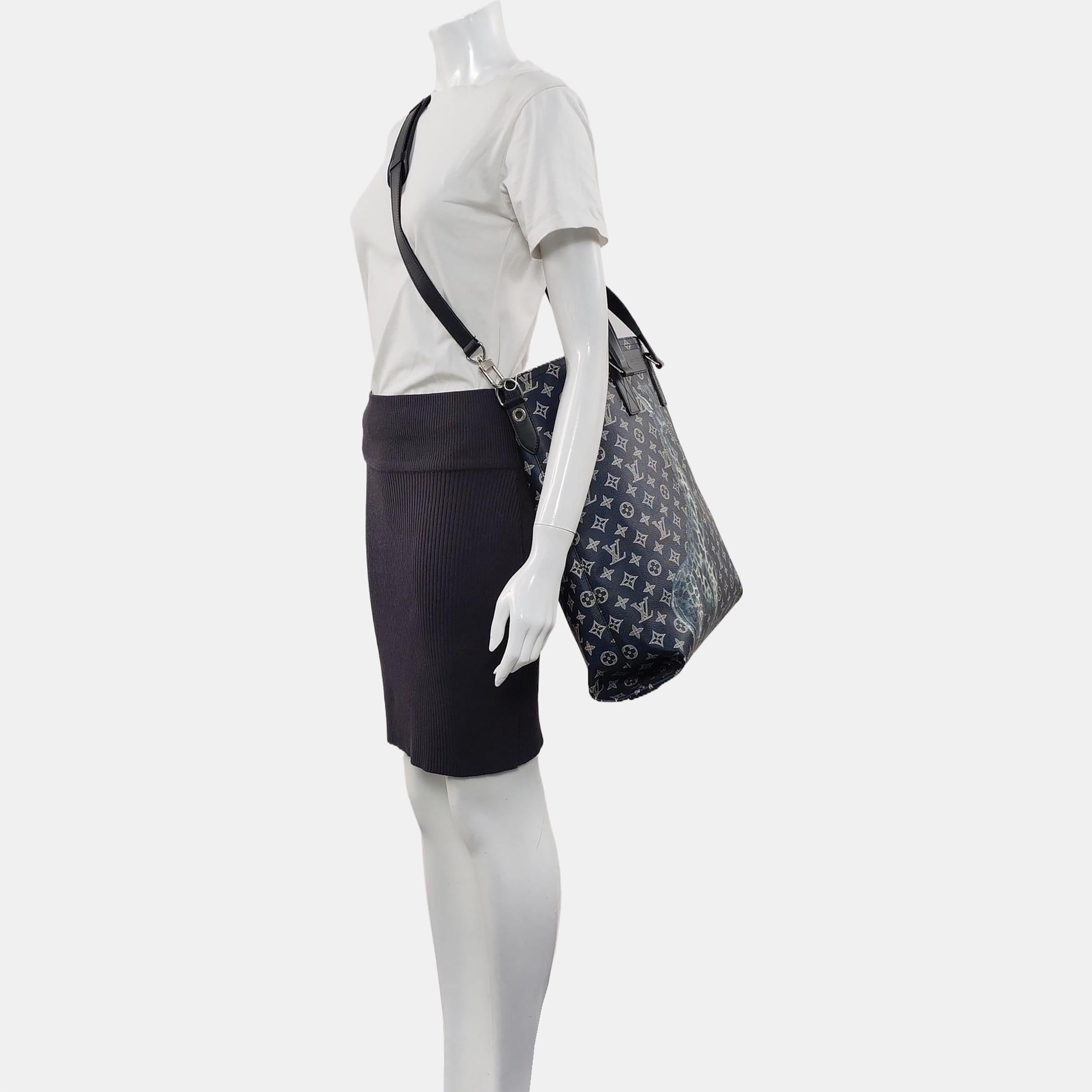 Louis Vuitton x Chapman Brothers Giraffe Tote Navy Monogram Canvas with Strap
These are professional photos of the actual bag offered by Luxbags.






You‚Äôll be roaring in style with this limited edition Louis Vuitton tote. Part of the Chapman