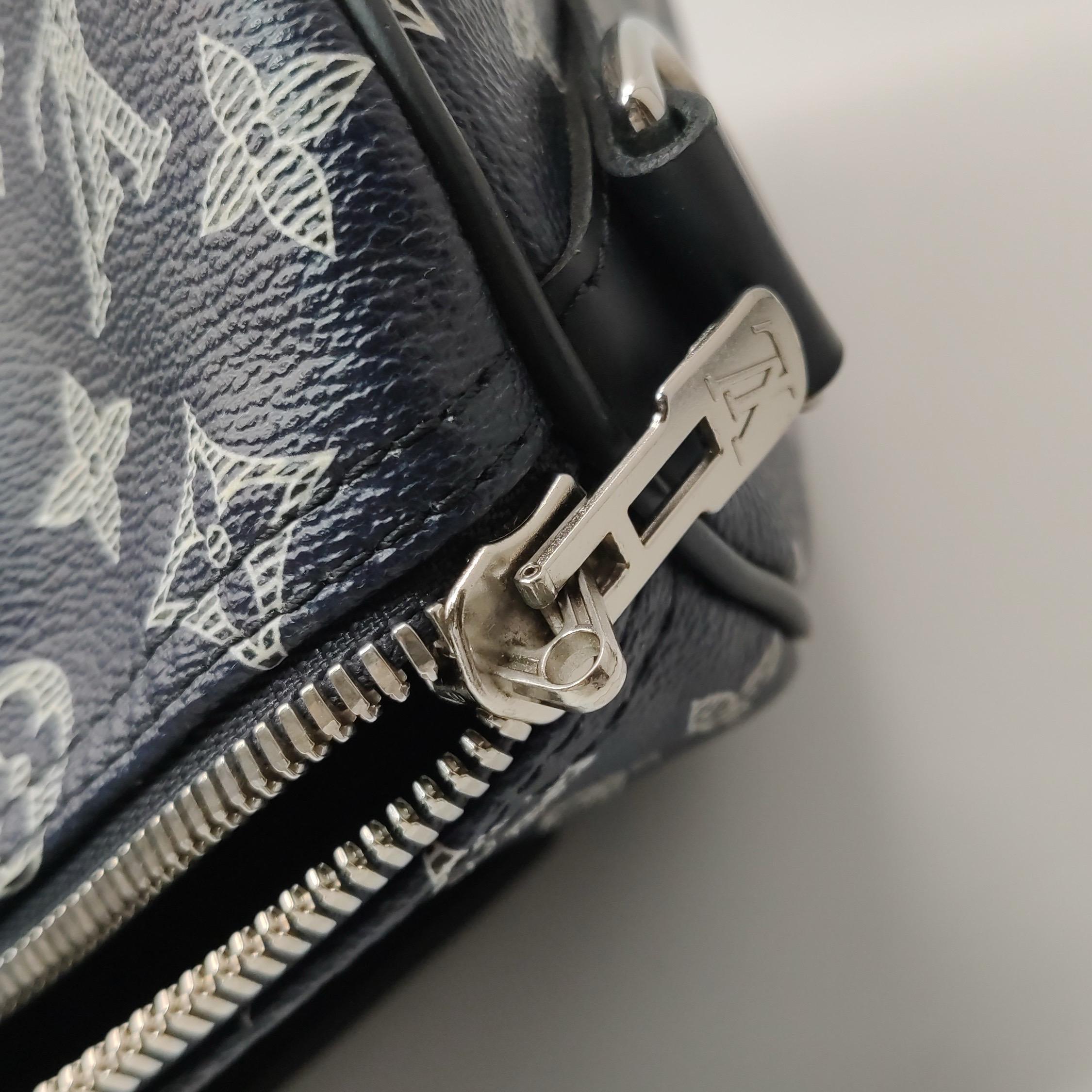 Louis Vuitton x Chapman Brothers Keepall 45 Bandouliere Lion Navy en vente 13