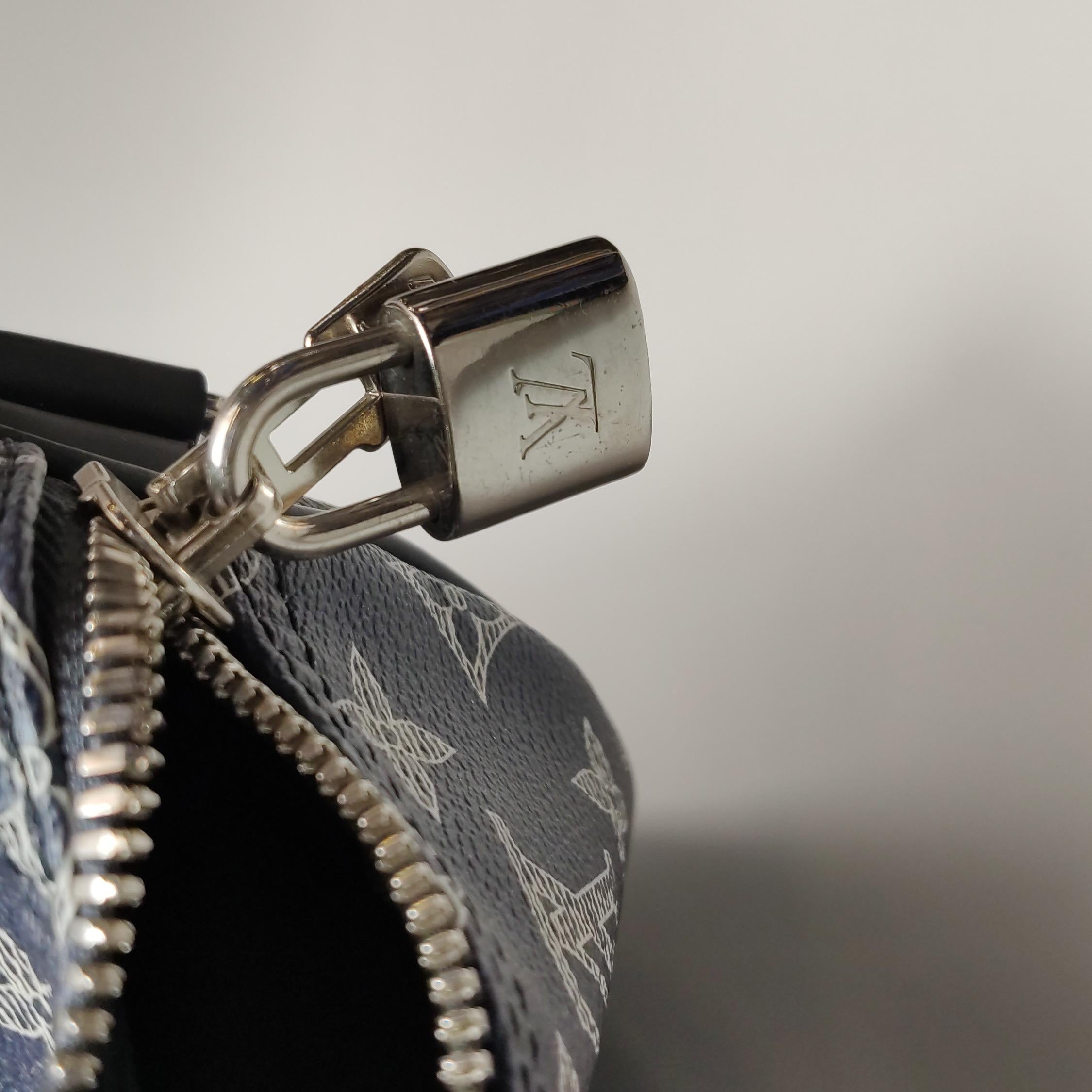 Louis Vuitton x Chapman Brothers Keepall 55 Bandouliere Lion Navy For Sale 7