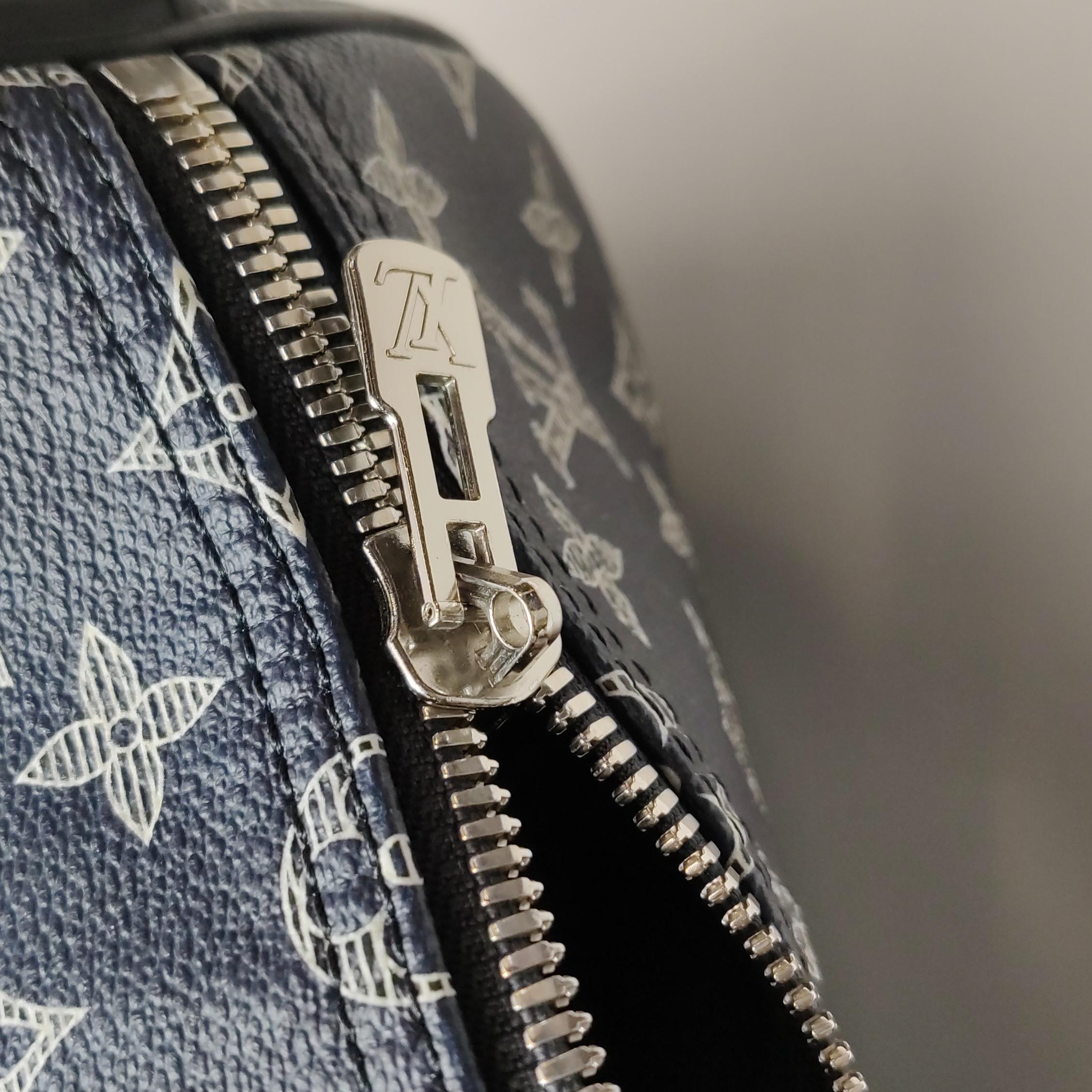 Louis Vuitton x Chapman Brothers Keepall 55 Bandouliere Lion Navy For Sale 9