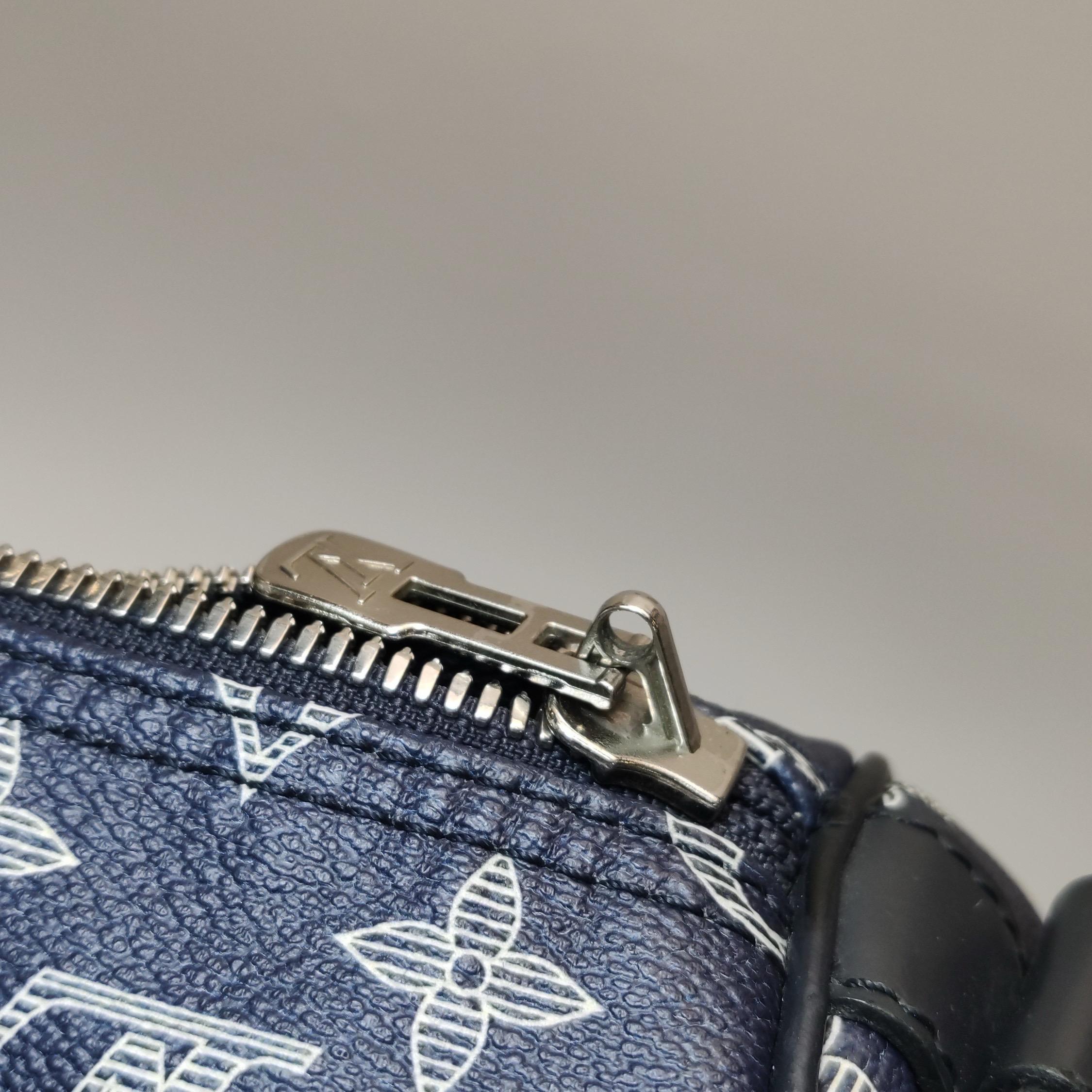 Louis Vuitton x Chapman Brothers Keepall 55 Bandouliere Lion Navy en vente 11