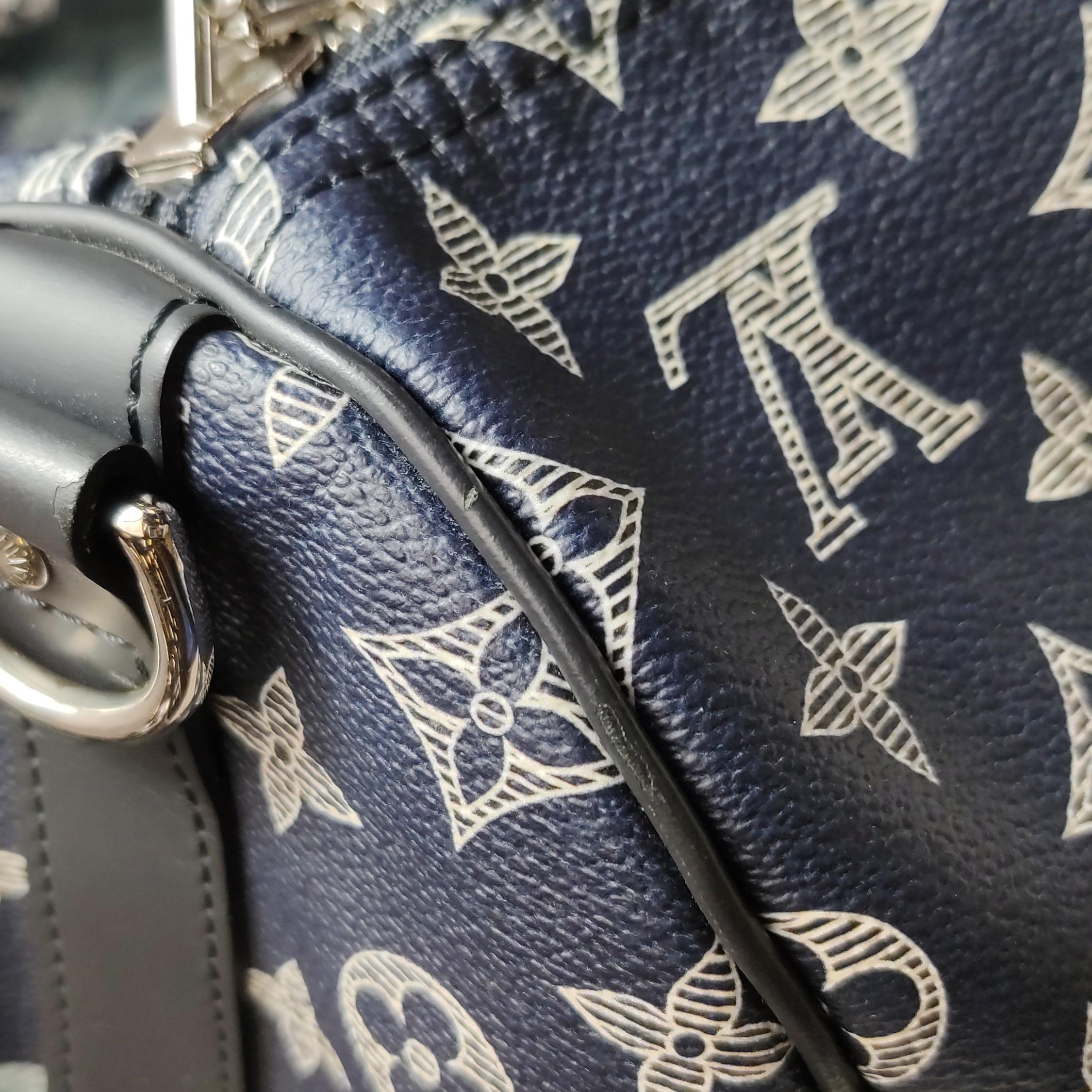 Louis Vuitton x Chapman Brothers Keepall 55 Bandouliere Lion Navy For Sale 13