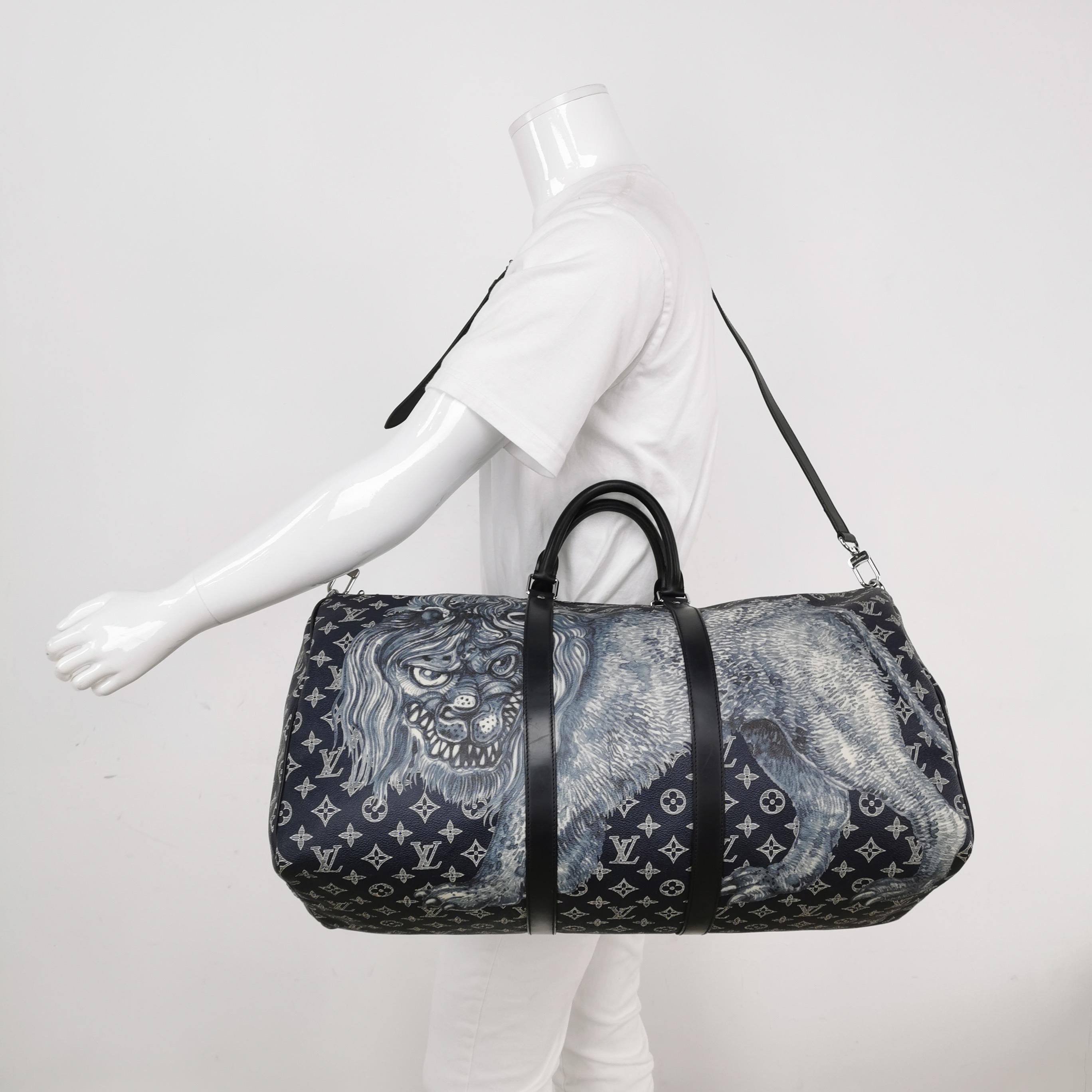 Louis Vuitton x Chapman Brothers Keepall 55 Bandouliere Lion Navy
Il s'agit de photos professionnelles du sac offert par Luxbags.


Ce fourre-tout Louis Vuitton en édition limitée vous fera rugir de plaisir. Faisant partie de la collection Chapman