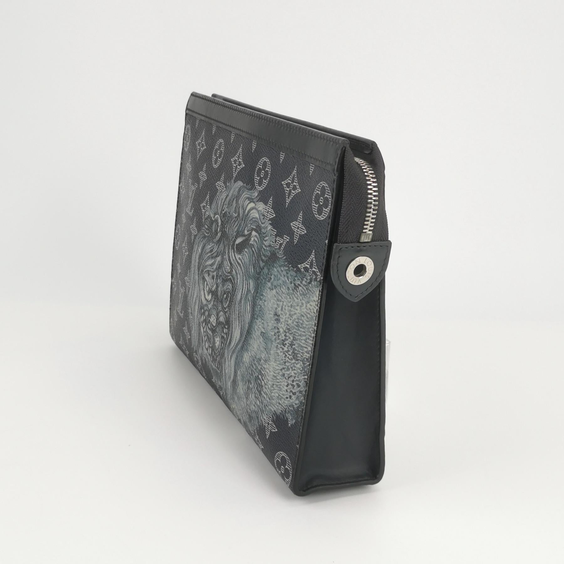 Louis Vuitton x Chapman Brothers Pochette Voyage Medium Lion Navy
These are professional photos of the actual bag offered by Luxbags.

You‚Äôll be roaring in style with this limited edition Louis Vuitton keepall. Part of the the Chapman Brothers x