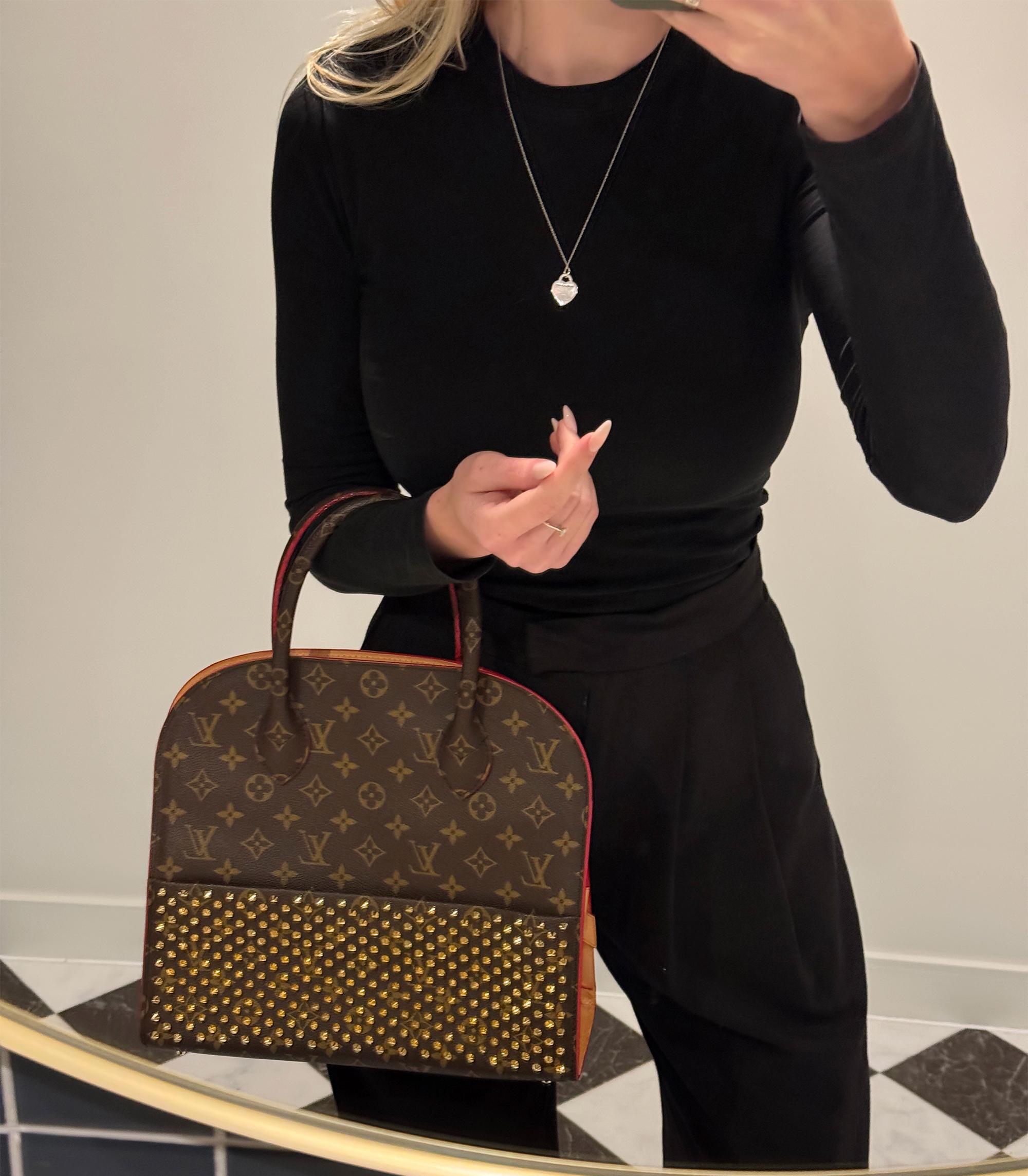 Louis Vuitton x Christian Louboutin Tote Iconoclast in tela rivestita e pelle di pony rossa con borchie e monogramma

Dettagli del prodotto
Xupes Ref: CB1515
Marchio: Louis Vuitton
Model No: Tote Iconoclast
Tipo: Tote
Numero di serie: DR4154
Età: