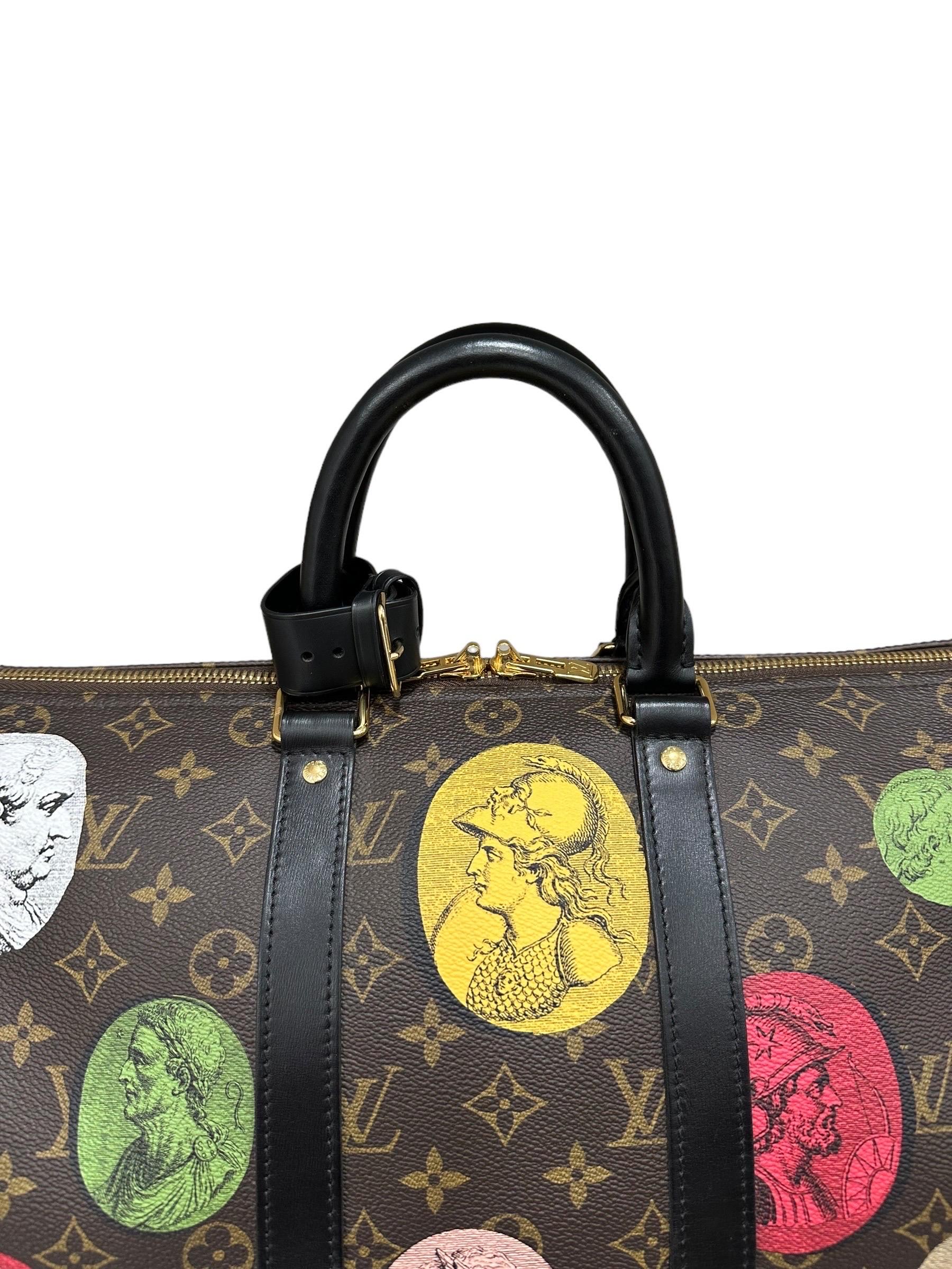 Borsa firmata Louis Vuitton, modello Keepall Bandoulière, misura 45, in edizione Limitata collezione Fornasetti. Realizzata in tela monogram con dettagli in macassar nero e hardware dorati. Munita di doppio manico per portata a mano e di una