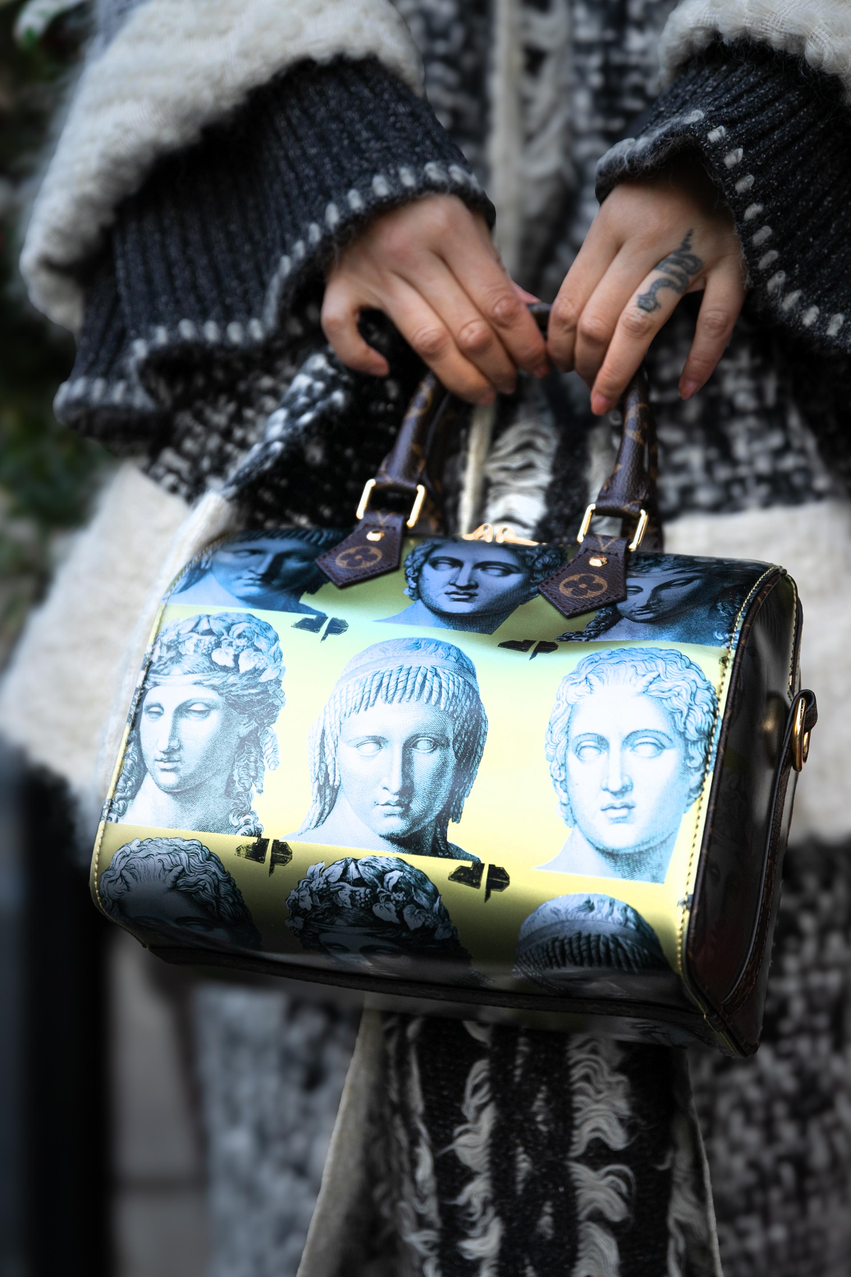 Louis Vuitton -(Made in Italy) Speedy bag x Fornasetti, Golden metallic leather limited edition ornamented with printed statue heads created by the well-known Italian artist.

Additional information:
Condition: Very good condition
Dimensions:
