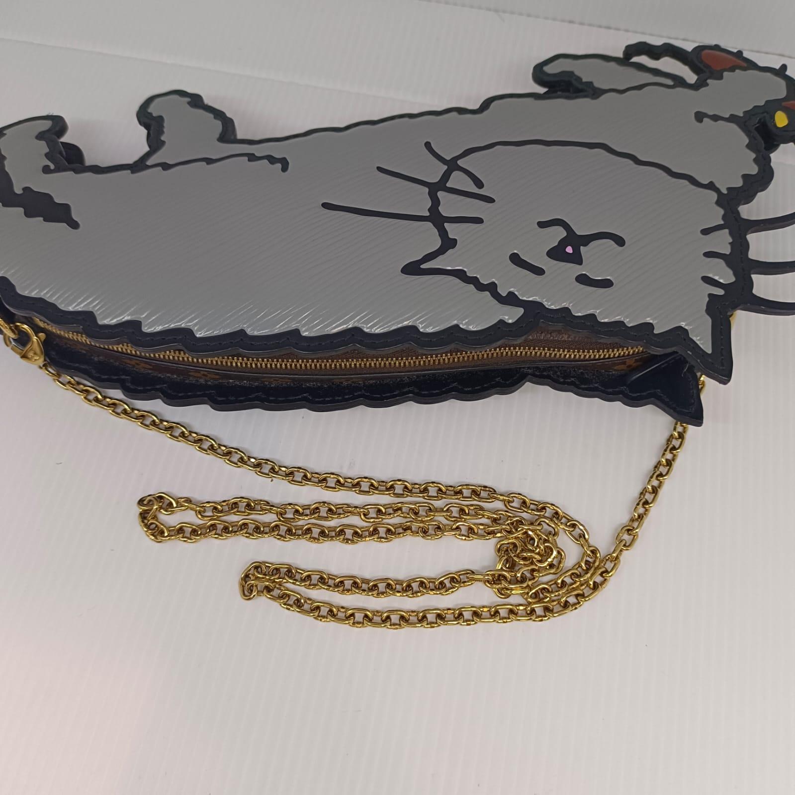 Rara colaboración de la colección crucero LV 2018 con Grace Coddington. En excelente estado. Hermosa pieza única. Se entrega con su bolsa guardapolvo y su cadena extraíble.