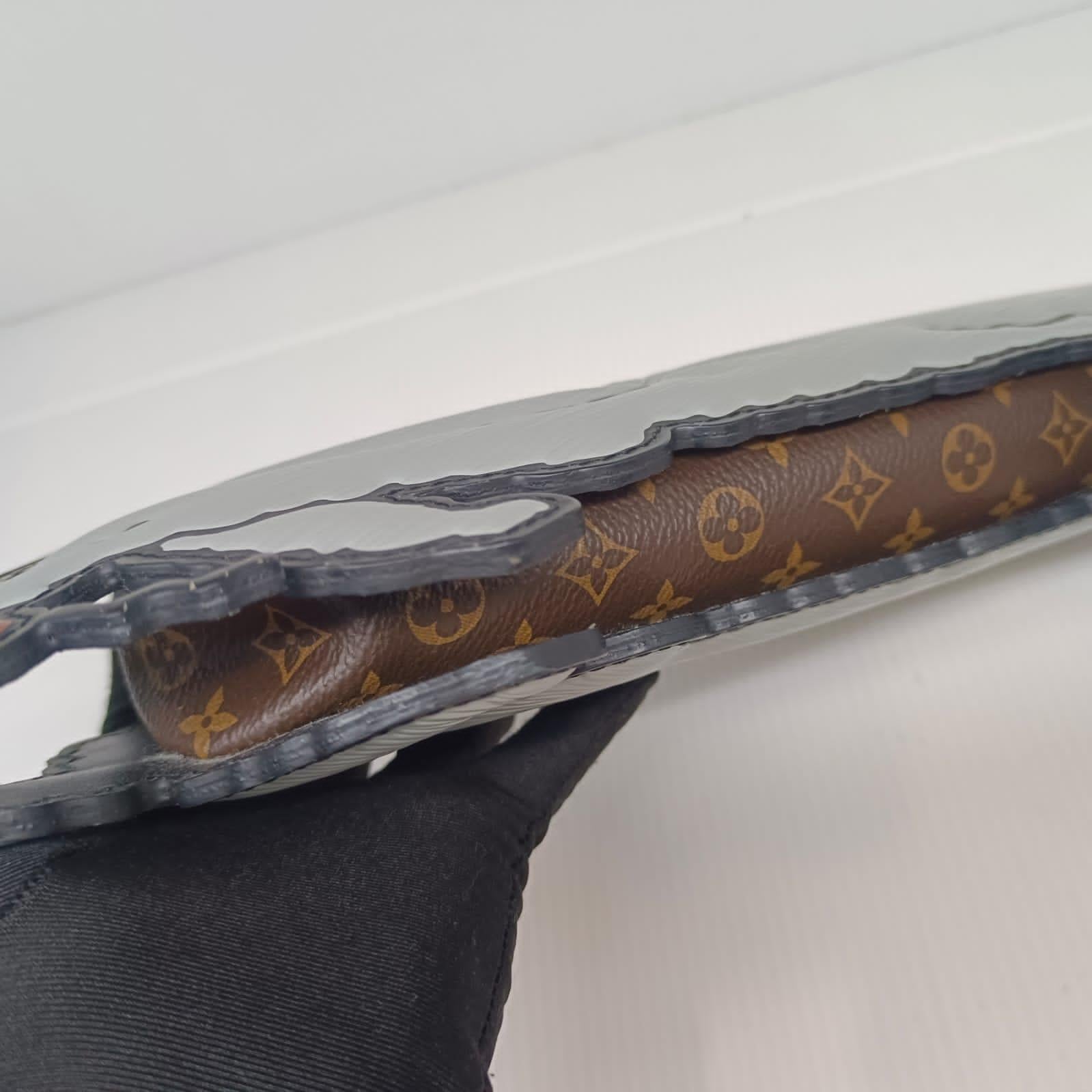 Louis Vuitton x Grace Coddington 2018 Embrague de cadena Epi Cat en venta 2