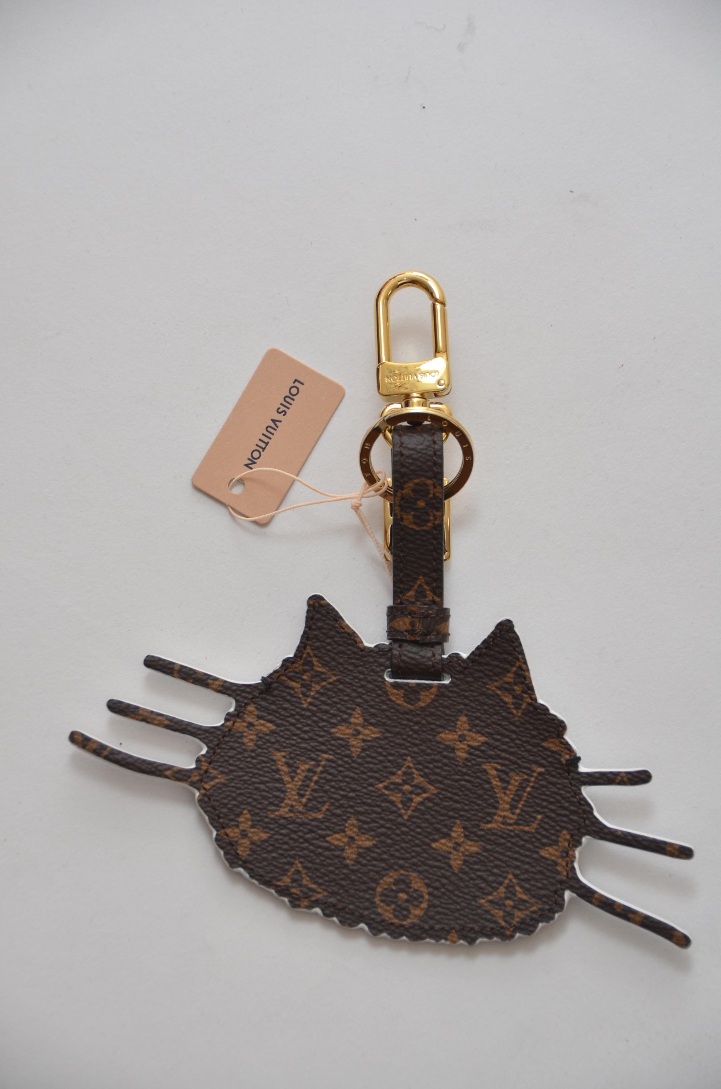 rare LOUIS VUITTON Grace Coddingtom Catogram grey epi cat bag charm key  holder For Sale at 1stDibs