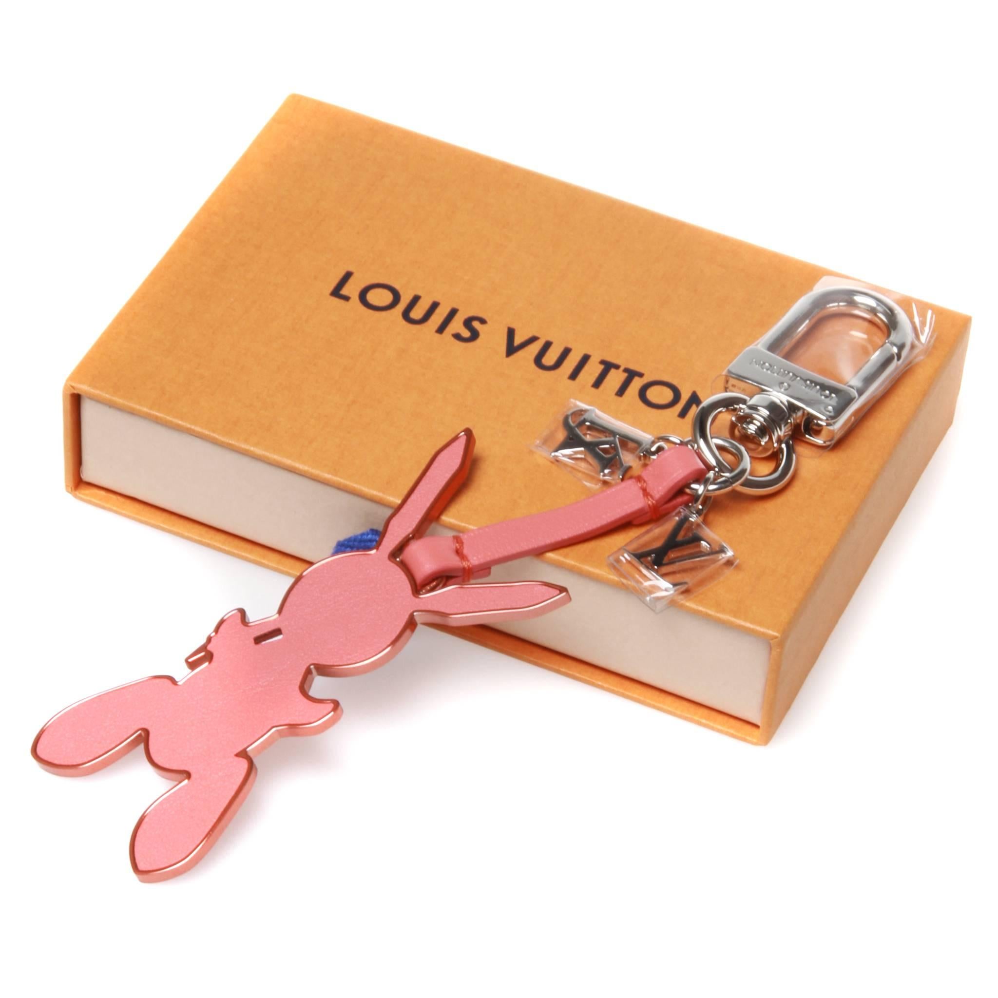 Inspired by the iconic rabbit, often played by Jeff Koons in his work, this bag charm will spice up any Louis Vuitton bag thanks to its original shape and bright colours. Louis Vuitton’s refinement is expressed through the work of the metallic