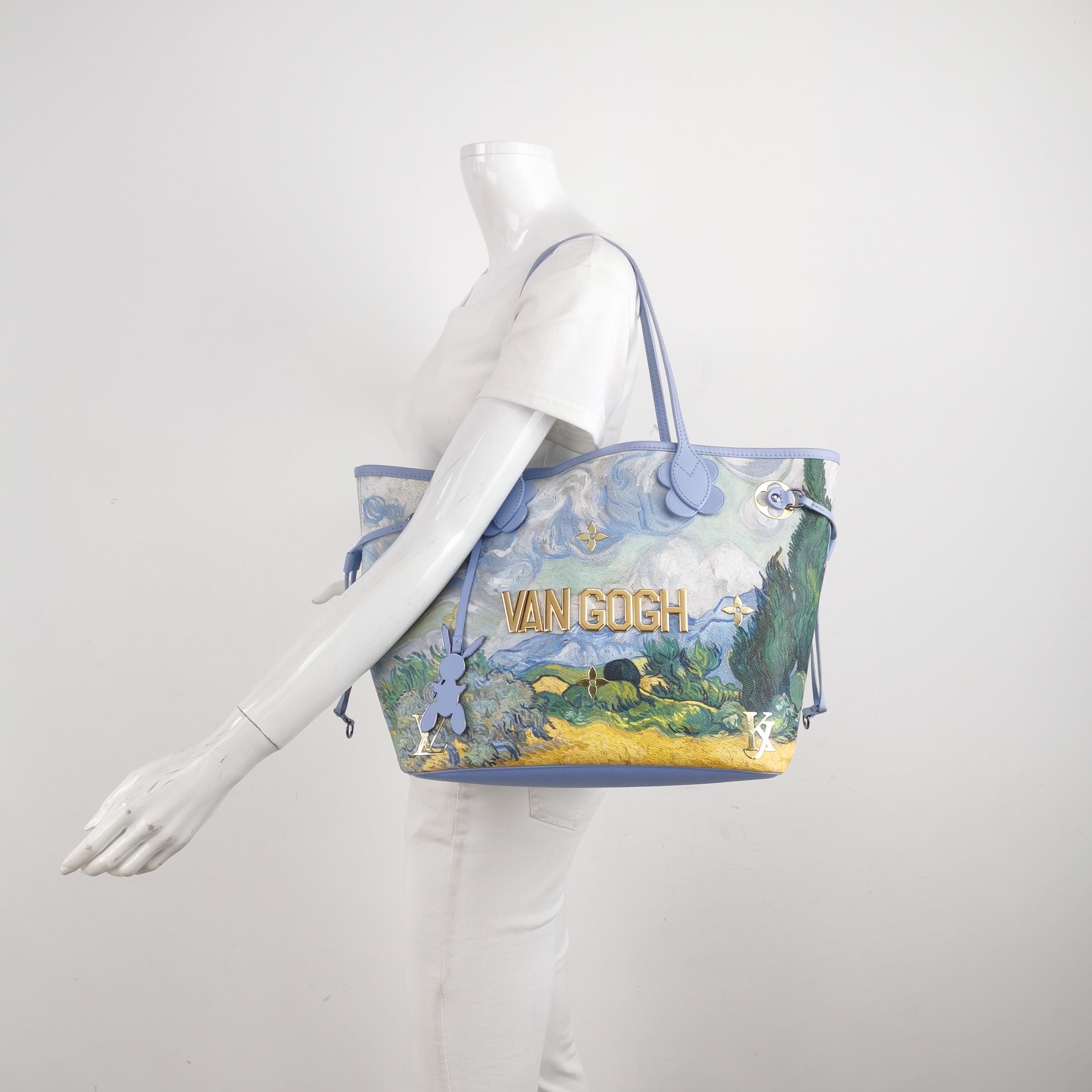 Entdecken Sie die Van Gogh Neverfull MM Tote Bag, die Teil der exklusiven Louis Vuitton x Jeff Koons Limited Edition Masters Collection ist. Dieses sehr begehrte Stück ist derzeit in den Boutiquen ausverkauft und somit ein Muss für jeden Louis