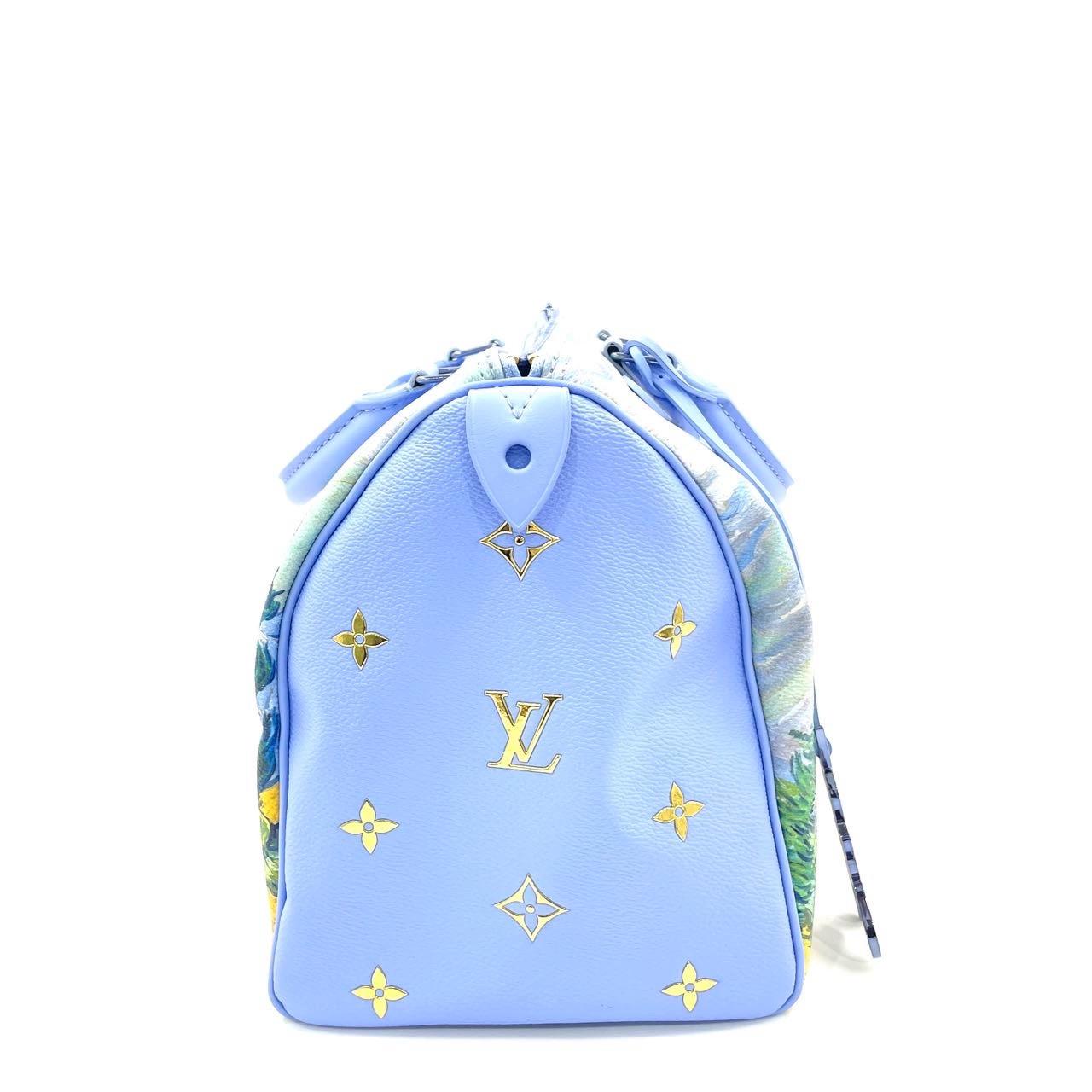 Louis Vuitton x Jeff Koons Speedy 30 Van Gogh Top Handle Bag mit Griff oben
Dies sind professionelle Fotos der tatsächlich von Luxbags angebotenen Tasche.
Entdecken Sie die Van Gogh Speedy 30, Teil der exklusiven Louis Vuitton x Jeff Koons Limited