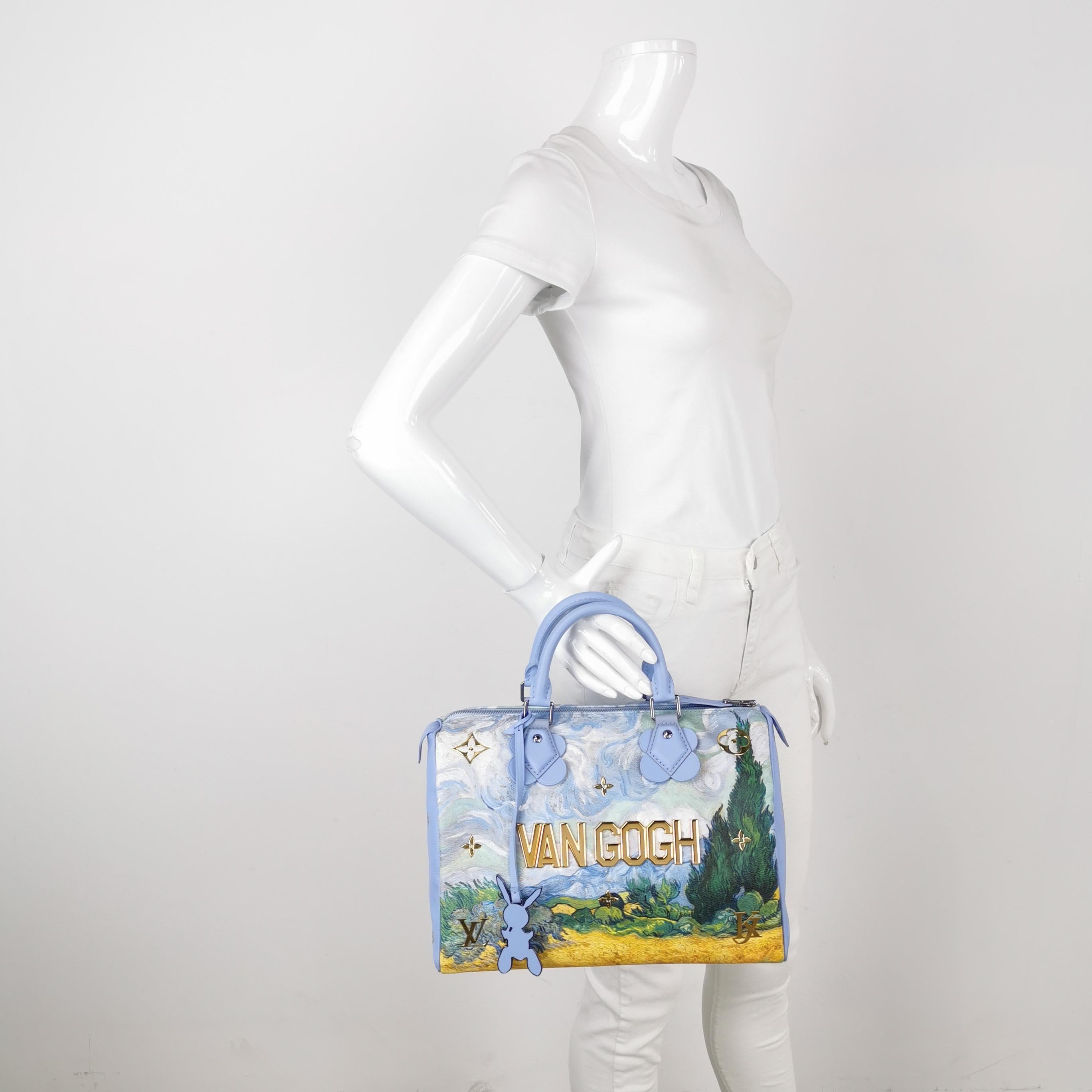 Descubre el Van Gogh Speedy 30, que forma parte de la exclusiva Colección Masters de Edición Limitada Louis Vuitton x Jeff Koons. Esta pieza tan codiciada está actualmente agotada en las boutiques, lo que la convierte en una pieza imprescindible