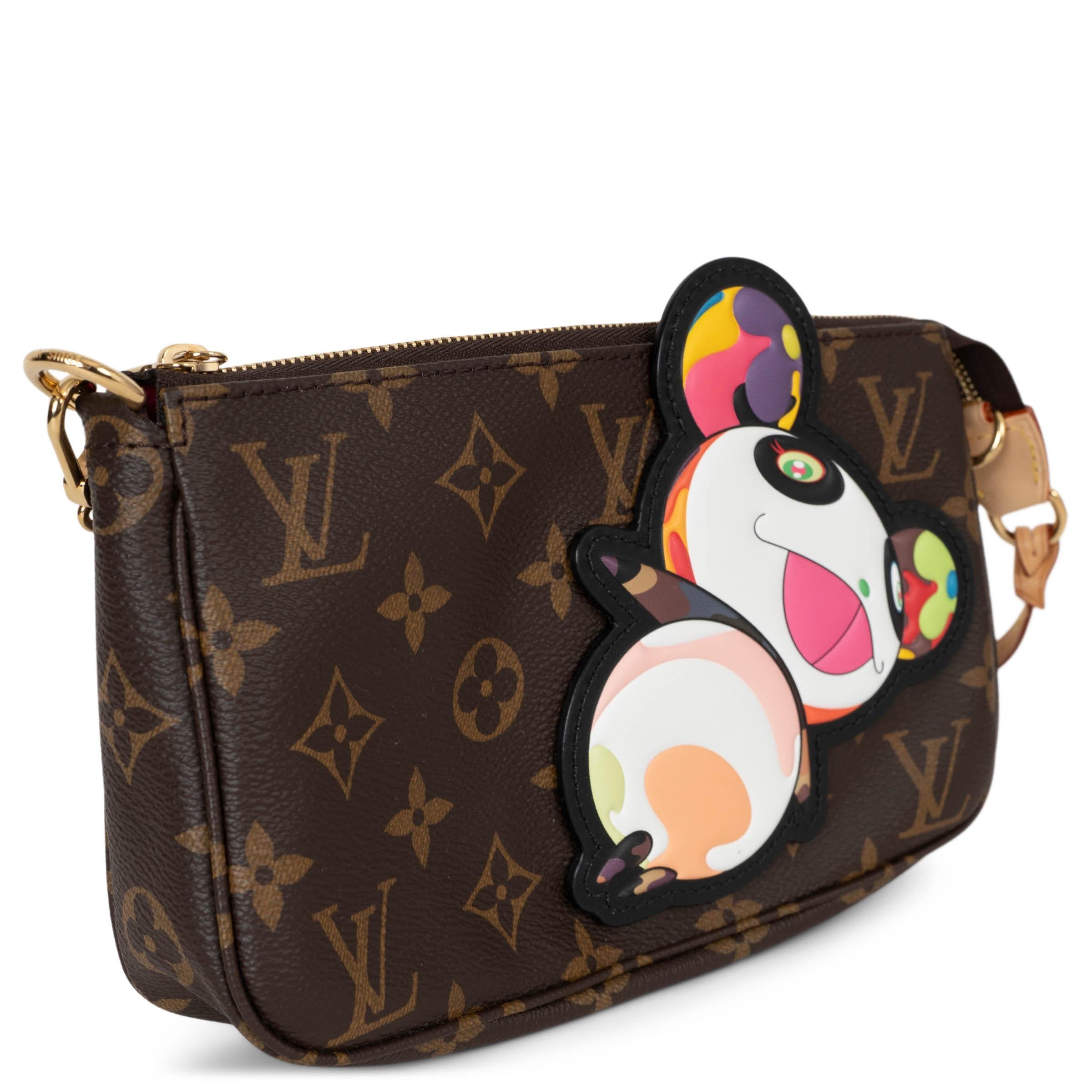Questa borsa Louis Vuitton x Takeshi Murakami Superflat Panda Pochette Accessoires, autentica al 100%, è realizzata in tela Monogram marrone ebano e impreziosita da una giocosa patch Panda multicolore disegnata dall'artista giapponese. È dotato di