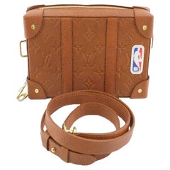 Soft Trunk Umhängetasche von Louis Vuitton x NBA aus Leder mit braunem Monogramm