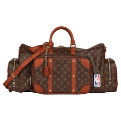 Braune Monogrammierte Trio-Tasche von Louis Vuitton x NBA 