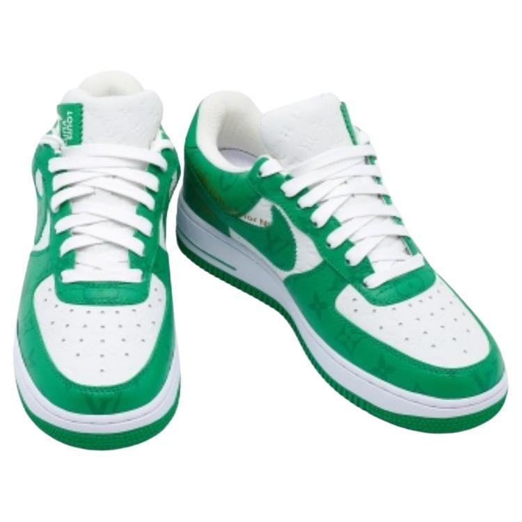 Diese Nike Air Force 1 Sneaker von Louis Vuitton X Nike By Virgil Abloh sind super robust, umwerfend und stylisch. Sie sind aus grün-weißem Leder mit Monogram-Prägung in einer Low-Top-Silhouette gefertigt. Sie zeigen sich mit Schnürung und