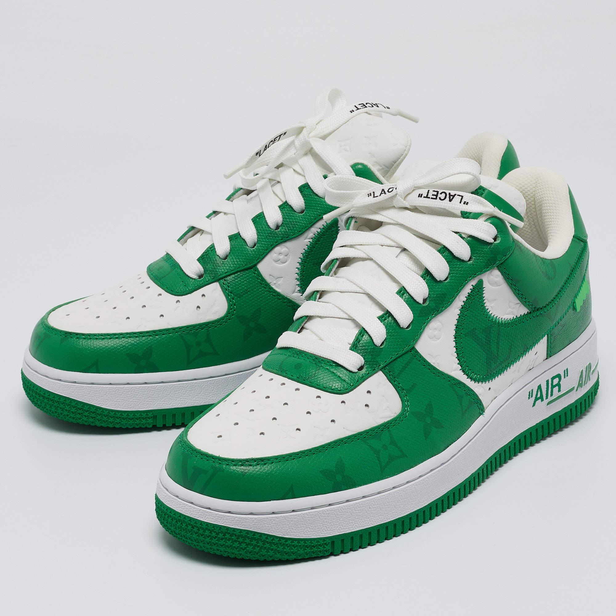 Queste sneaker Nike Air Force 1 di Louis Vuitton X Nike By Virgil Abloh sono super robuste ed eleganti. Sono realizzate in pelle verde bianca Monogram in una silhouette bassa. Presentano chiusure con lacci e dettagli del marchio sulla tomaia.