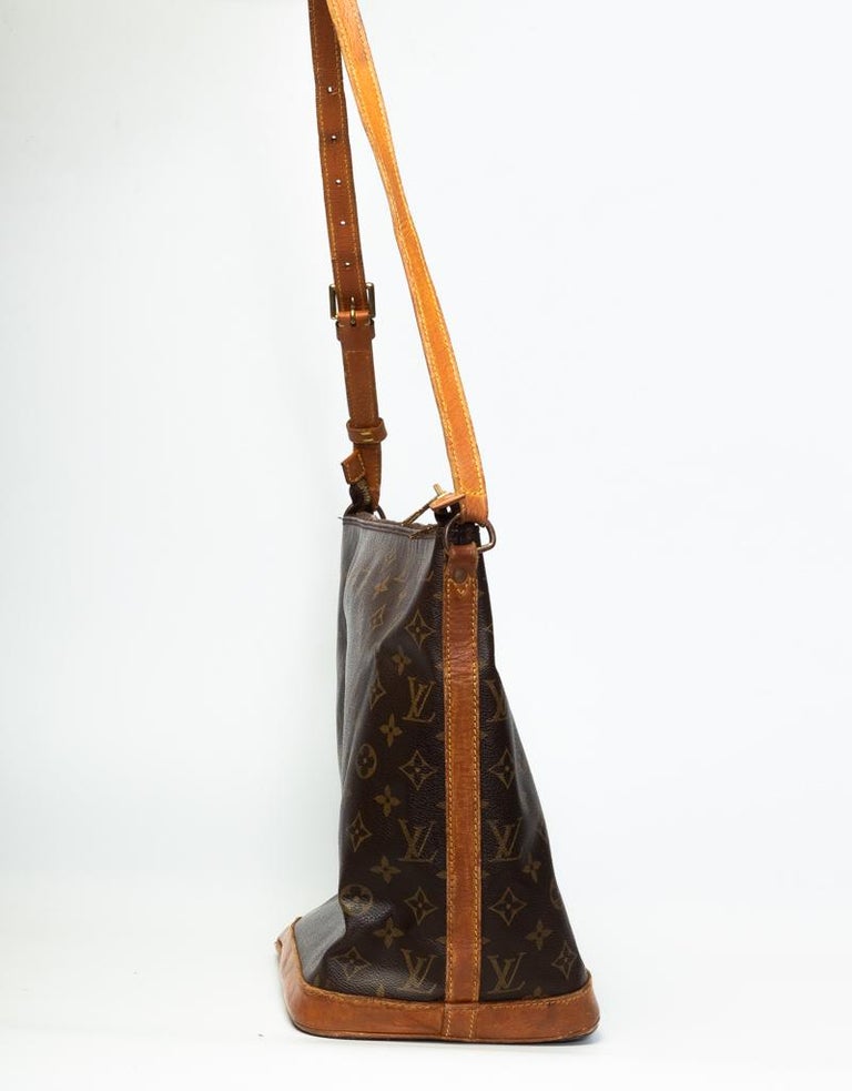 LOUIS VUITTON x SHARON STONE - Sac porté épaule modèle Amfar Three en  toile monogram et cuir naturel,, Vente aux enchères : Mode - Vintage -  Maroquinerie