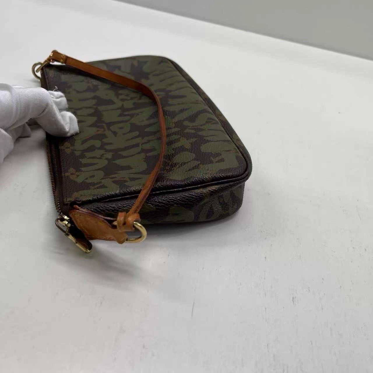 Louis Vuitton & Greene & Greene Greene Pochette Monogramme Accessoire en vente 9
