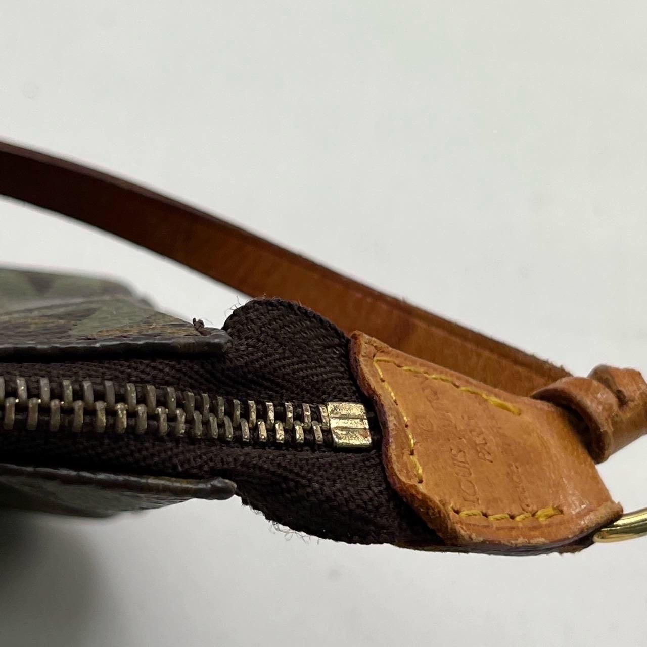 Louis Vuitton & Greene & Greene Greene Pochette Monogramme Accessoire en vente 10