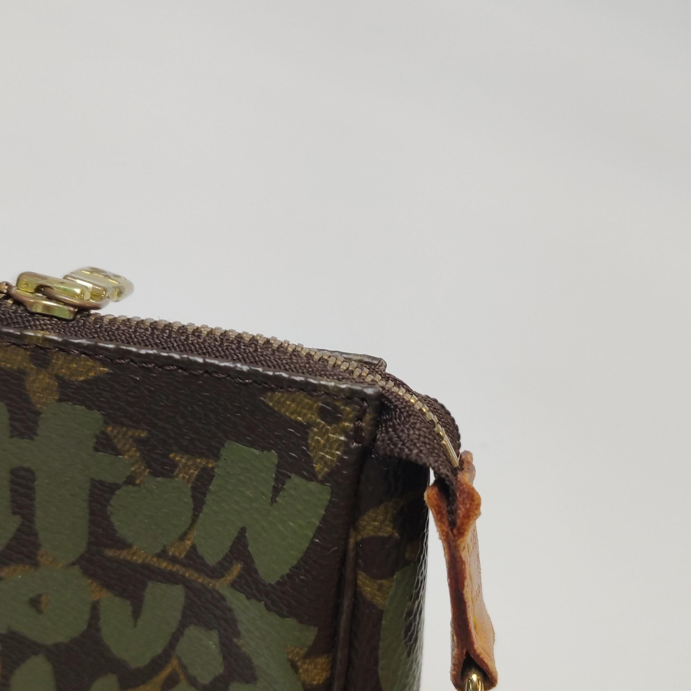 Louis Vuitton & Greene & Greene Greene Pochette Monogramme Accessoire en vente 10