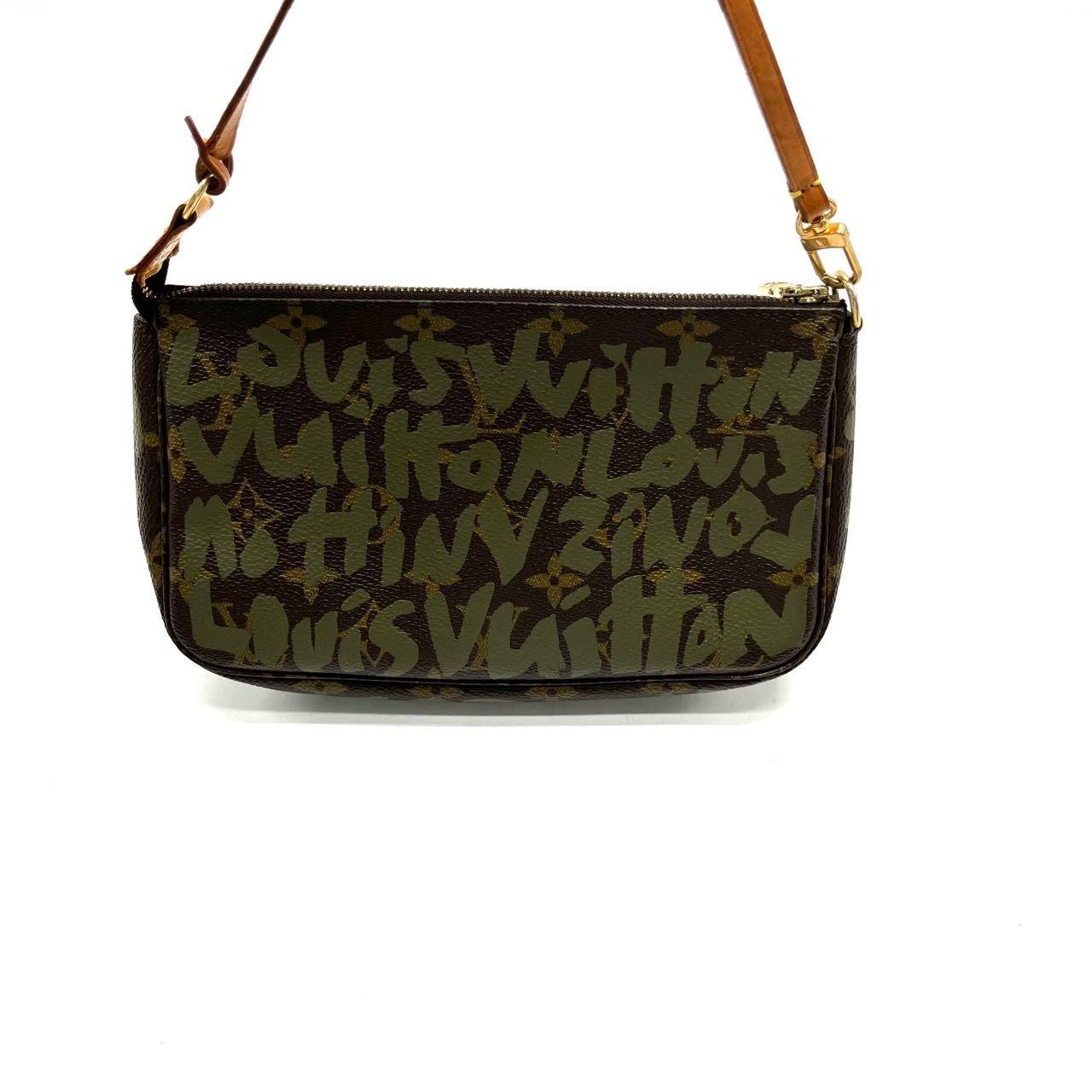 Louis Vuitton & Greene & Greene Greene Pochette Monogramme Accessoire
Il s'agit de photos professionnelles du sac offert par Luxbags.
Le sac Pochette Accessoire est l'une des créations les plus emblématiques de la maison de couture française Louis