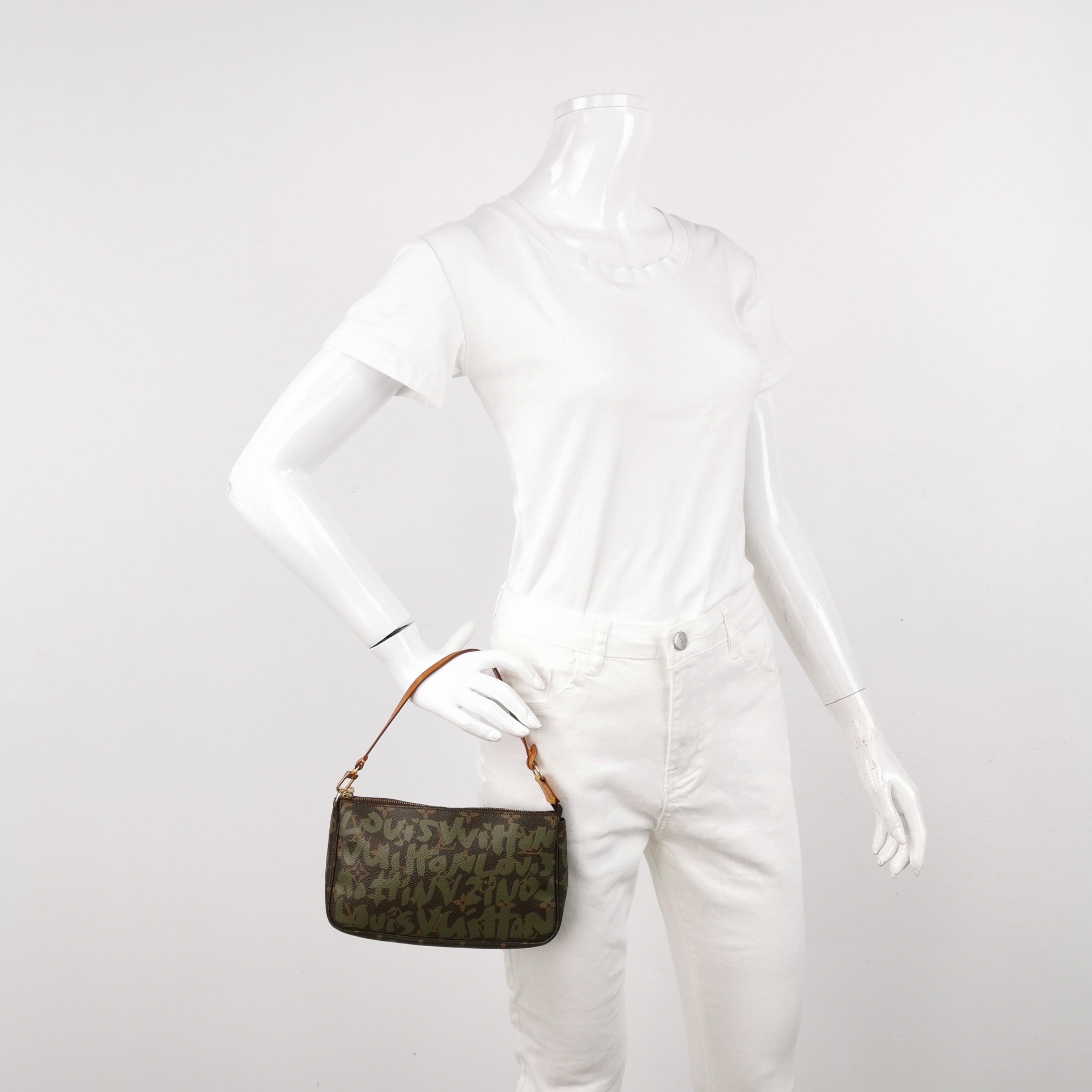 Louis Vuitton & Greene & Greene Greene Pochette Monogramme Accessoire
Il s'agit de photos professionnelles du sac offert par Luxbags.
Le sac Pochette Accessoire est l'une des créations les plus emblématiques de la maison de couture française Louis