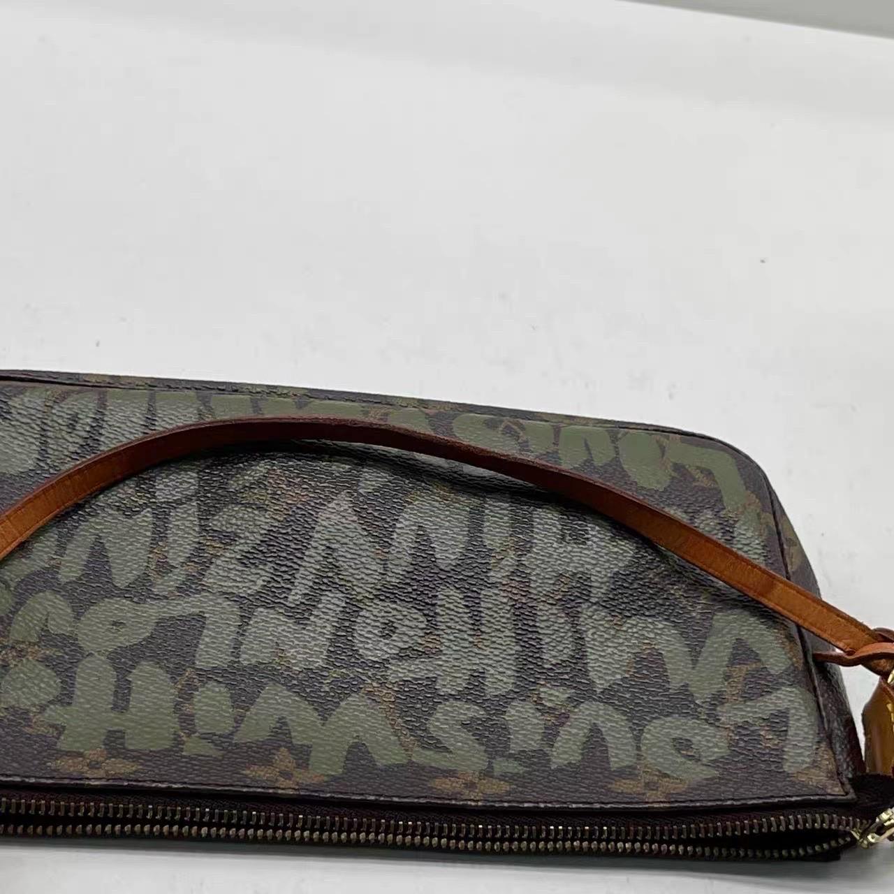 Louis Vuitton & Greene & Greene Greene Pochette Monogramme Accessoire en vente 15