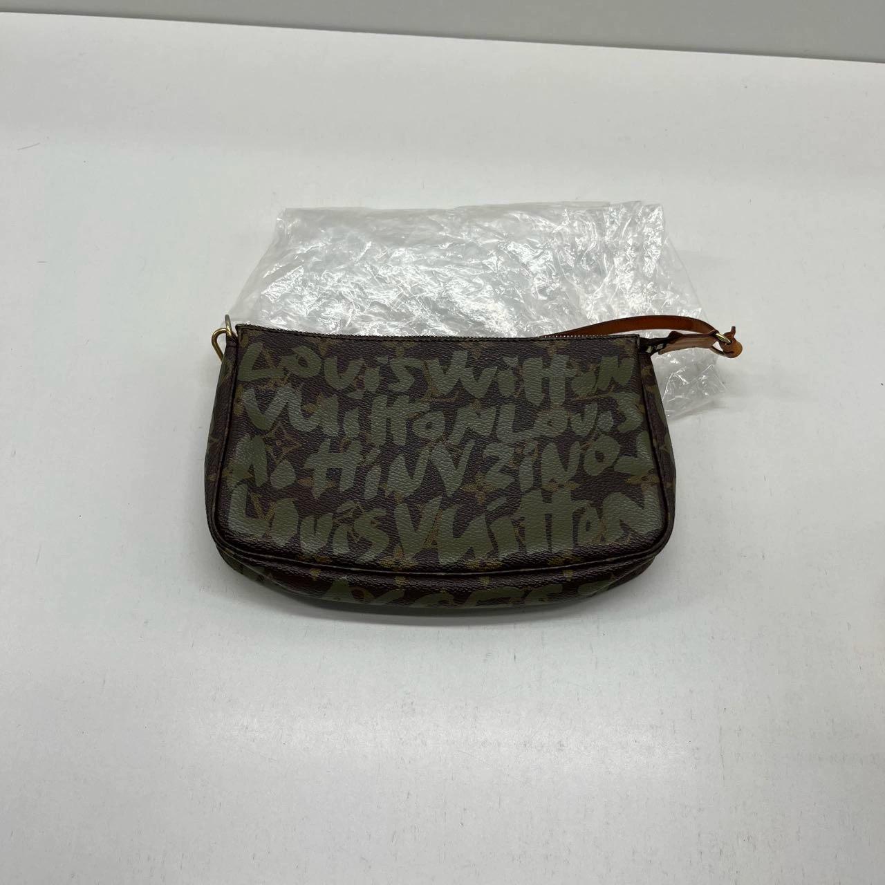 Louis Vuitton & Greene & Greene Greene Pochette Monogramme Accessoire en vente 2