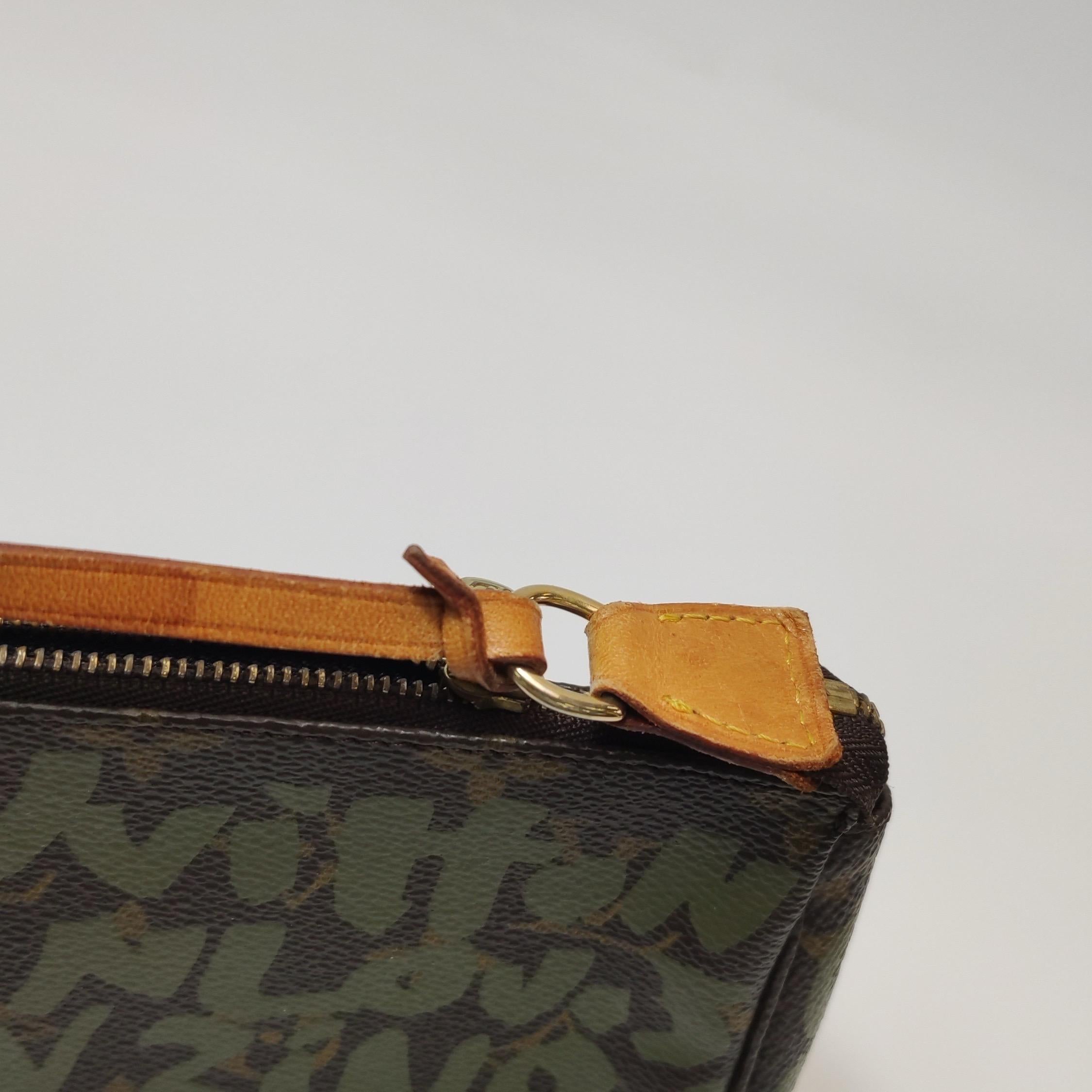 Louis Vuitton & Greene & Greene Greene Pochette Monogramme Accessoire en vente 2