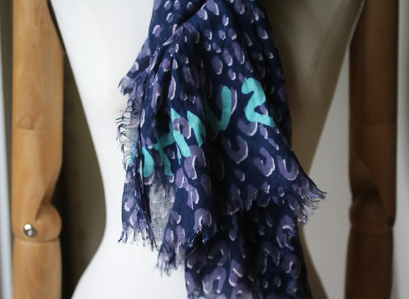 This effortlessly elegant cashmere and silk stole literally envelops you in a blanket of delicate softness. The iconic leopard pattern by Stephen Sprouse has been revitalized with hints of pop colours that to liven things up. Louis Vuitton graffiti