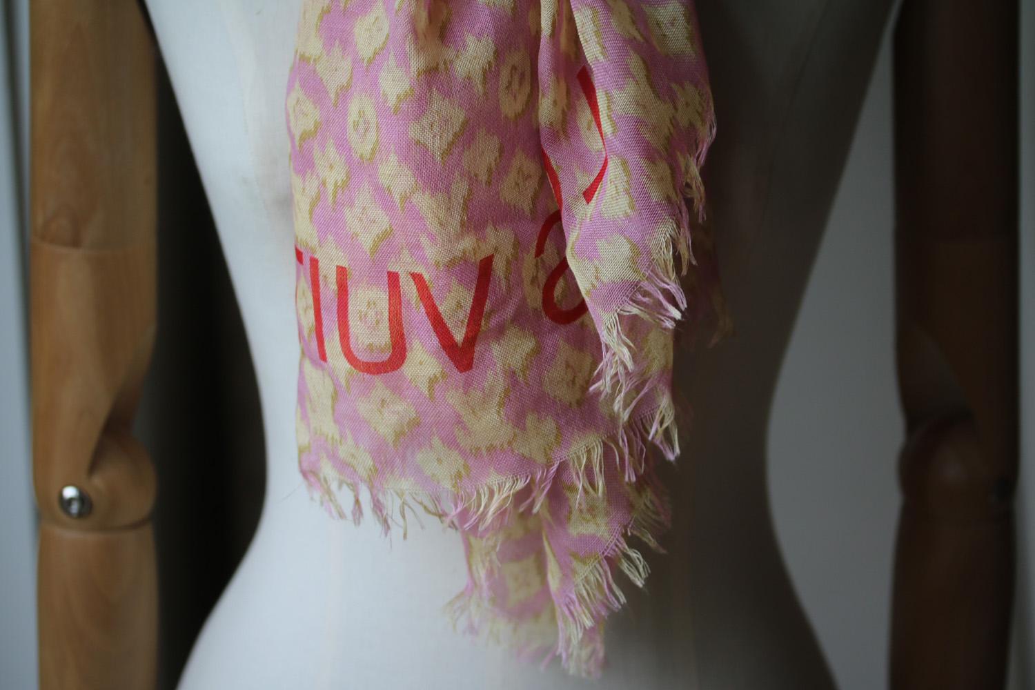 This effortlessly elegant cashmere and silk stole literally envelops you in a blanket of delicate softness. The iconic monogram pattern by Stephen Sprouse has been revitalized with hints of pop colours that to liven things up. Louis Vuitton graffiti