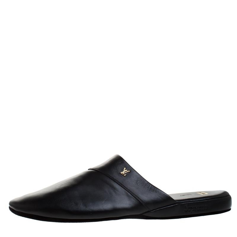 To perfectly complement your casual attires, Louis Vuitton x Supreme bring you this pair of Hugh slippers that speak nothing but high style. They've been crafted in Italy from quality leather and come in a classic shade of black. They have been