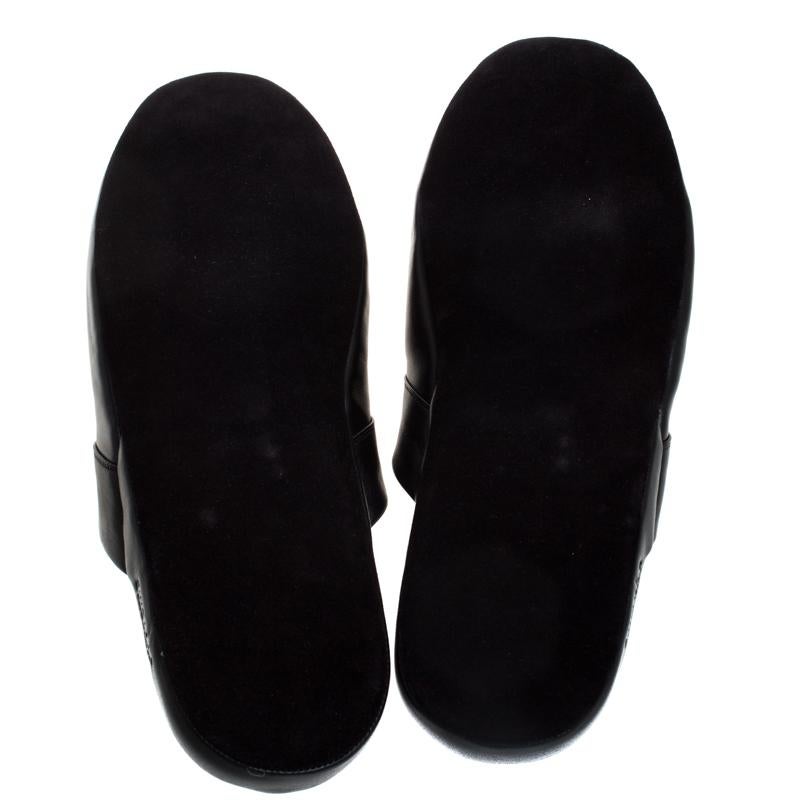 Louis Vuitton x Supreme Black Leather Hugh Flat Slippers In Good Condition In Dubai, Al Qouz 2